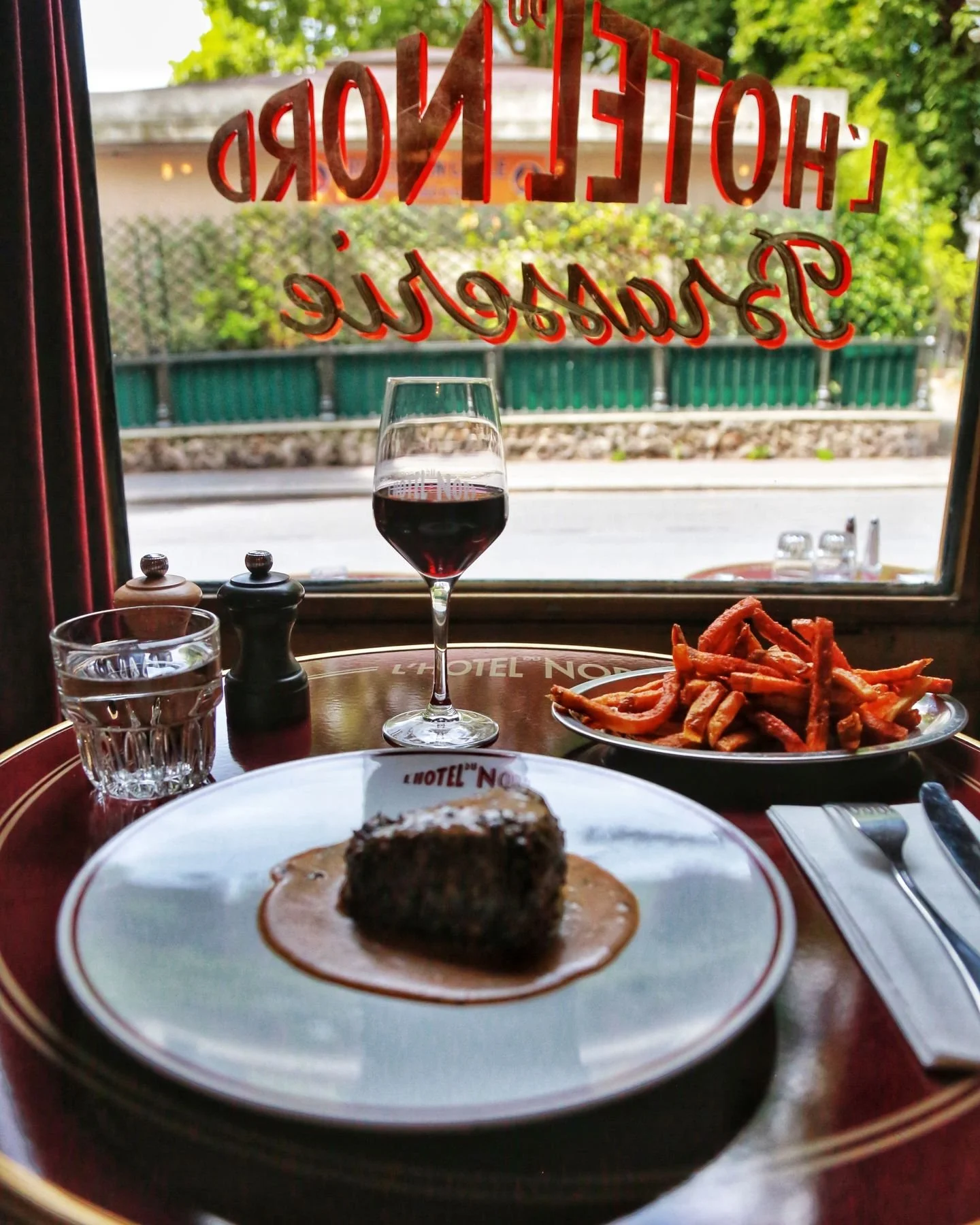 🍂 C'est le 1er jour de l'automne 🍂 &agrave; la Brasserie de l' @hoteldunordparis .
Les journ&eacute;es sont plus fra&icirc;ches et l'on peut d&eacute;jeuner &agrave; la fen&ecirc;tre et profiter de l'ambiance du bistrot tout en matant les passants 