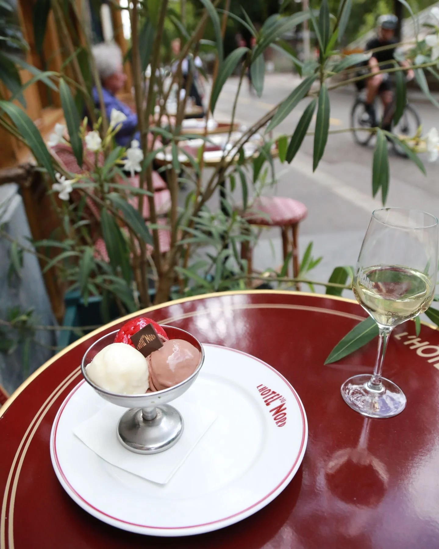 Avec ce joli soleil ☀️ d'automne 🍂, comme il est doux de s'installer sur la terrasse de la Brasserie de l' @hoteldunordparis et terminer son d&eacute;jeuner sans trop se presser. 
C'est lundi et nous avons toute la semaine pour profiter de l'&eacute
