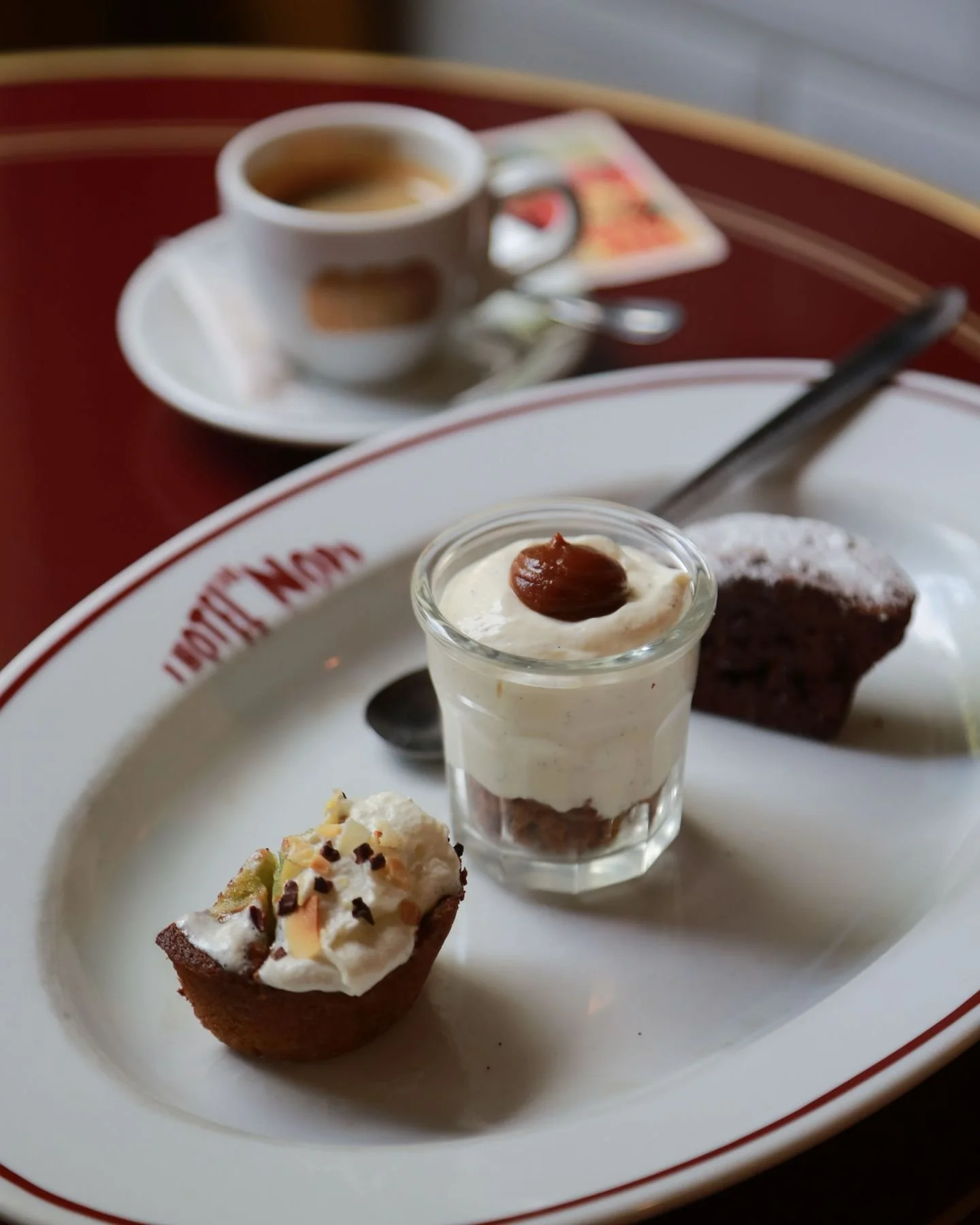 C'est la Journ&eacute;e Internationale du Caf&eacute; ☕.
Et &agrave; la Brasserie de l' @hoteldunordparis , ce que nous adorons, c'est ajouter des gourmandises autour 😋, du chocolat 🍫 et des petits g&acirc;teaux 🧁

It's International Coffee Day ☕.