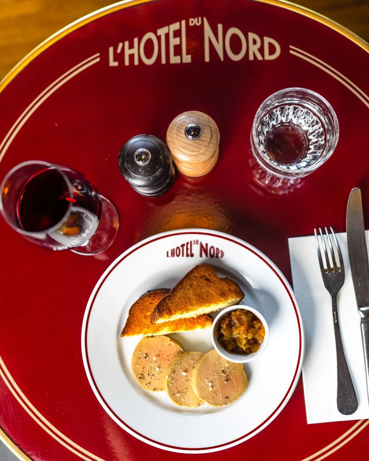 C'est déjà le dernier dimanche du mois d'octobre à la Brasserie de l' @hoteldunordparis Nous avons gagné 1 heure de sommeil 🕐 et pour fêter cela, je vous propose un encas avec notre fameux foie gras de canard 🦆 de