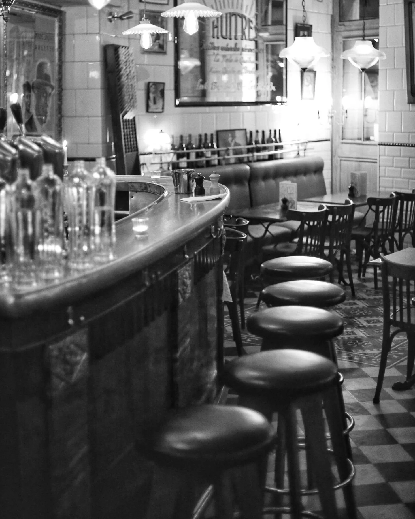 En entrant &agrave; la Brasserie de l' @hoteldunordparis , vous tombez sur le magnifique comptoir.
On l'appelle aussi &quot;Zinc&quot; alors qu'il est plut&ocirc;t fait d'&eacute;tain ou simplement de bois.
Lors de la Seconde Guerre Mondiale, il para