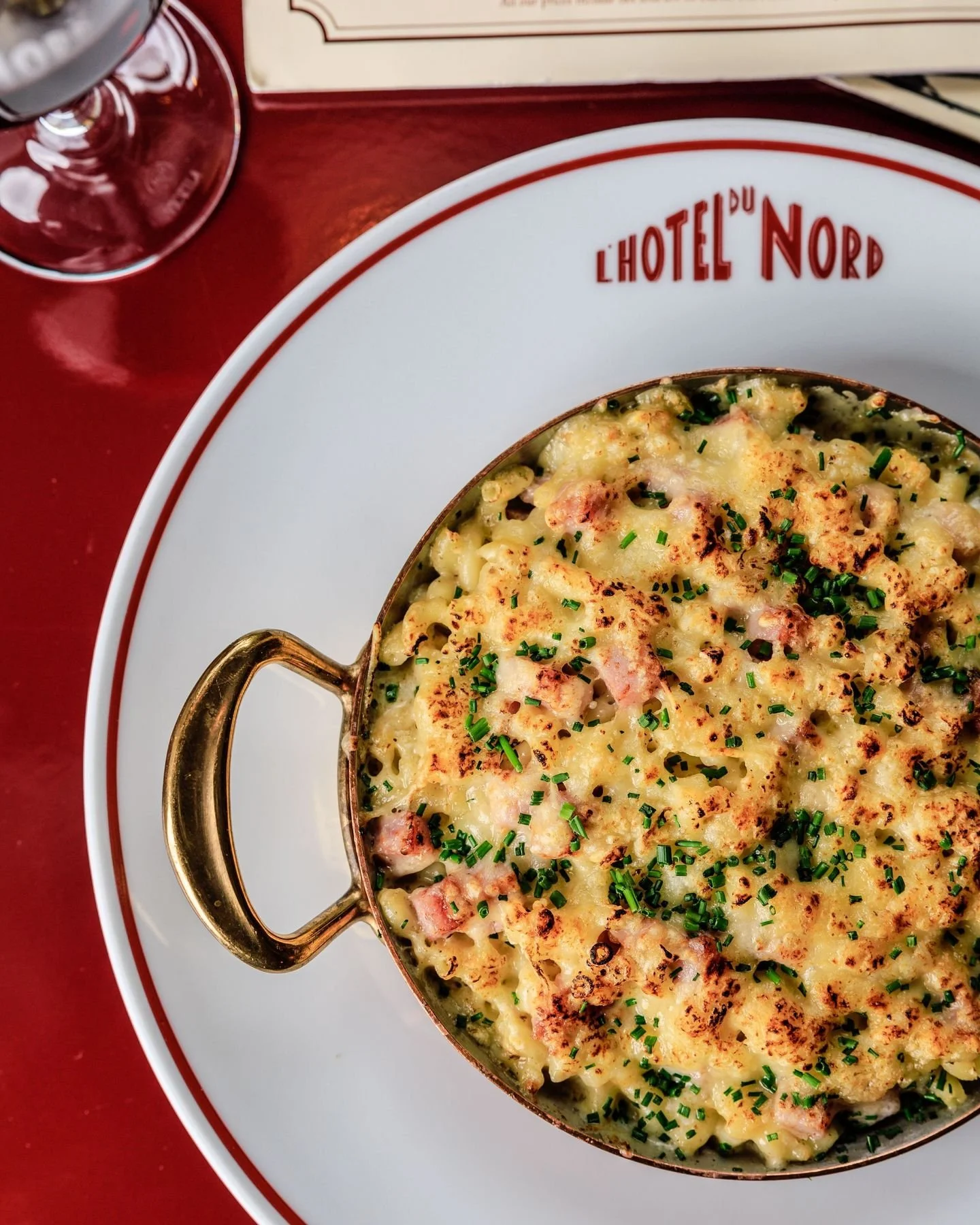 On entre &agrave; la Brasserie de l' @hoteldunordparis 🍽️
On commande des coquillettes avec de la cr&egrave;me de truffes et du jambon (ou pas) et on prend une grosse dose de r&eacute;confort 🥰 pour bien d&eacute;marrer cette semaine de fin d'autom