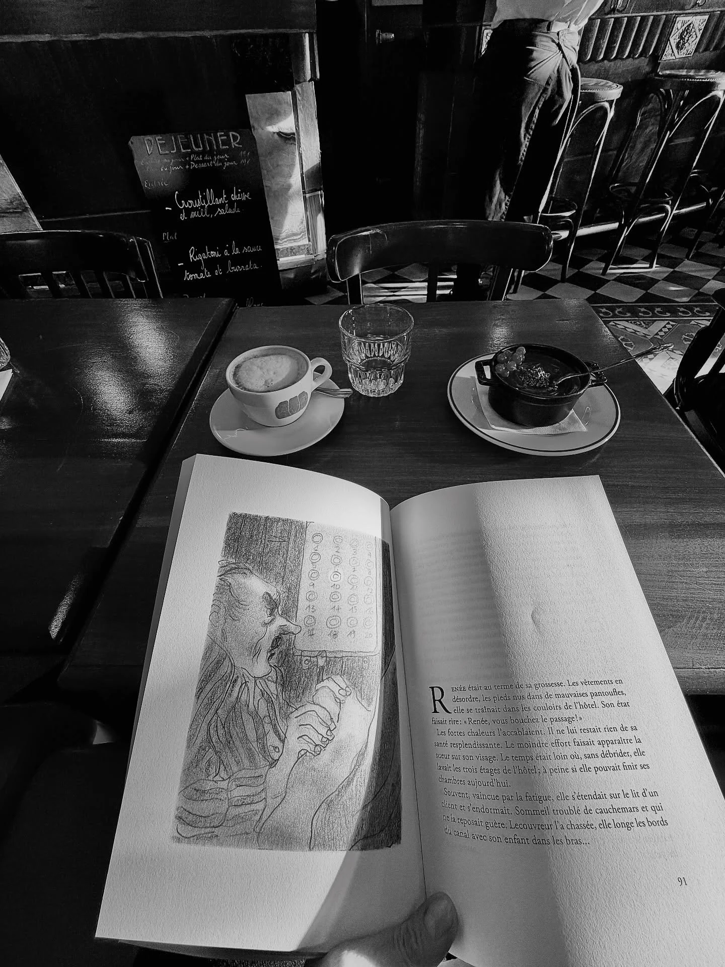 Good morning Paris !

Un bon caf&eacute; ☕️, un cr&eacute;meux au chocolat 🍫 et le lecture de L&rsquo;Hotel du Nord d&rsquo;Eugene Dabit en &eacute;dition illustr&eacute;e par Christian Cailleux (@editionsfinitude )
Un rayon de soleil ☀️
C&rsquo;est