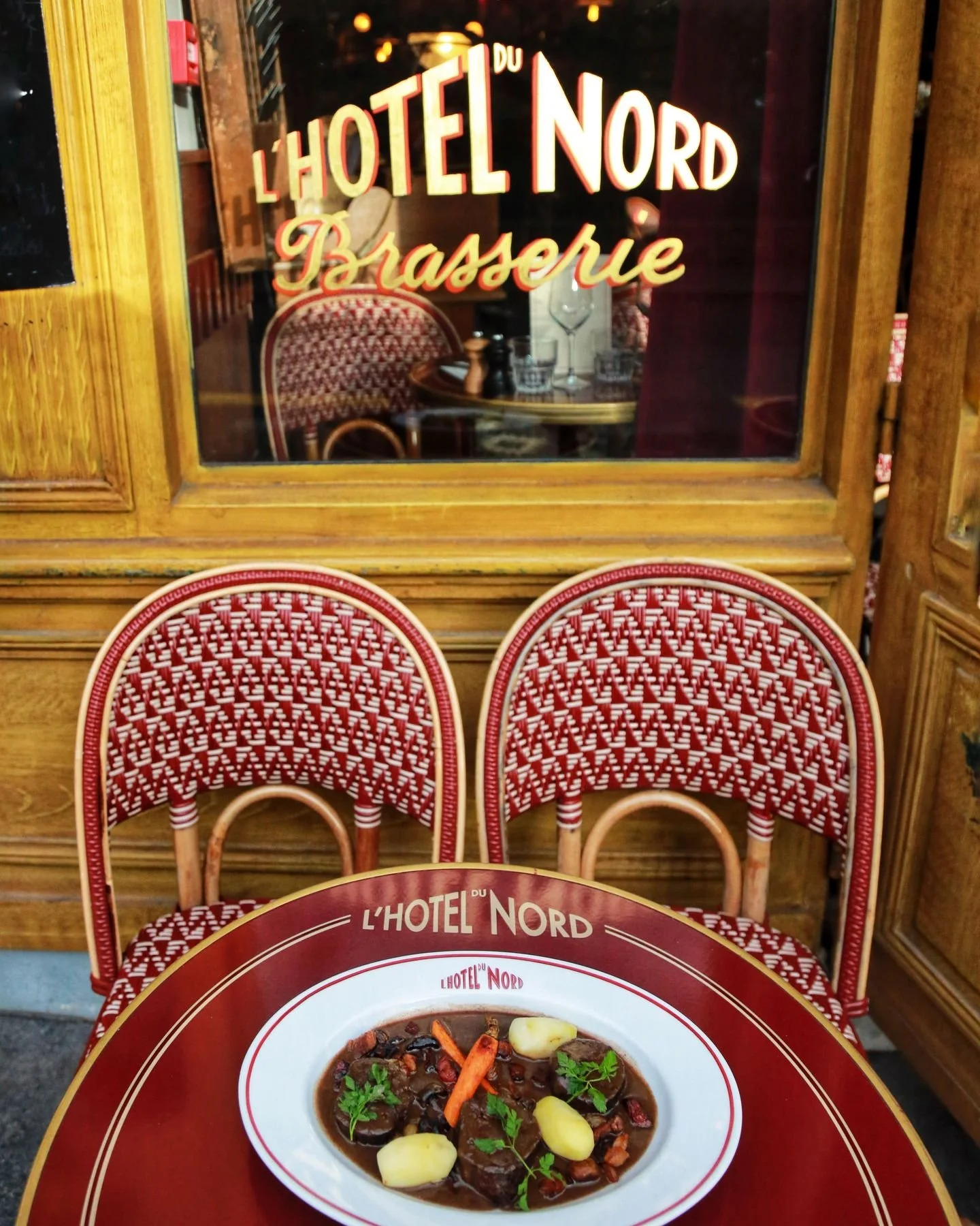 D&egrave;s qu'un rayon de soleil ☀️ apparait, la terrasse de la Brasserie de l' @hoteldunordparis devient un lieu privil&eacute;gi&eacute; pour se d&eacute;tendre au d&eacute;jeuner.
Et comme tout bon bistrot, nous vous proposons un Bourguignon savou