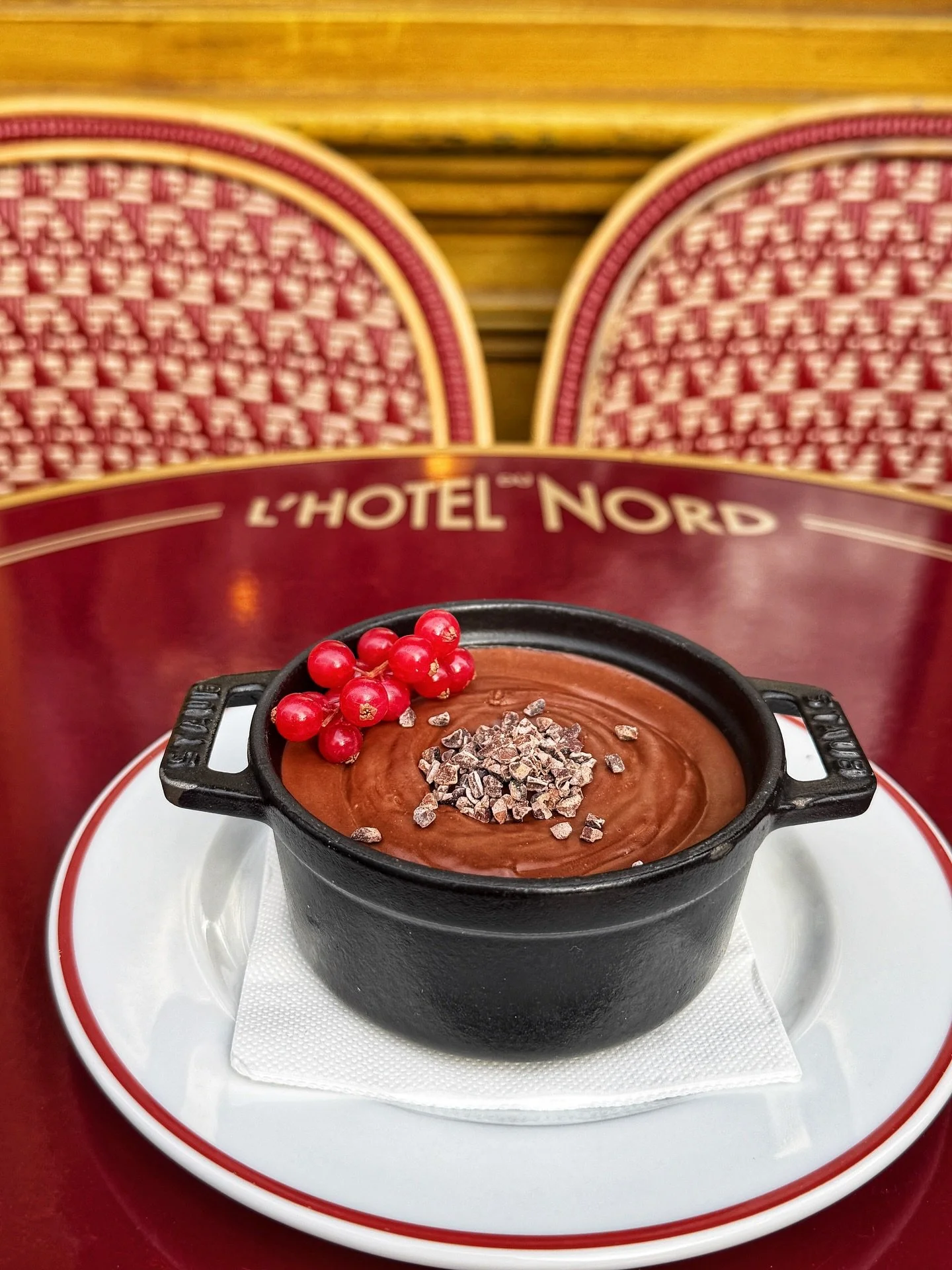 Commen&ccedil;ons la semaine &agrave; la Brasserie de l&rsquo; @hoteldunordparis tout en douceur! 
Le cr&eacute;meux au chocolat 🍫 n&rsquo;est pas juste un dessert, c&rsquo;est une plong&eacute;e dans la gourmandise et l&rsquo;enfance. 
Il y a ceux 