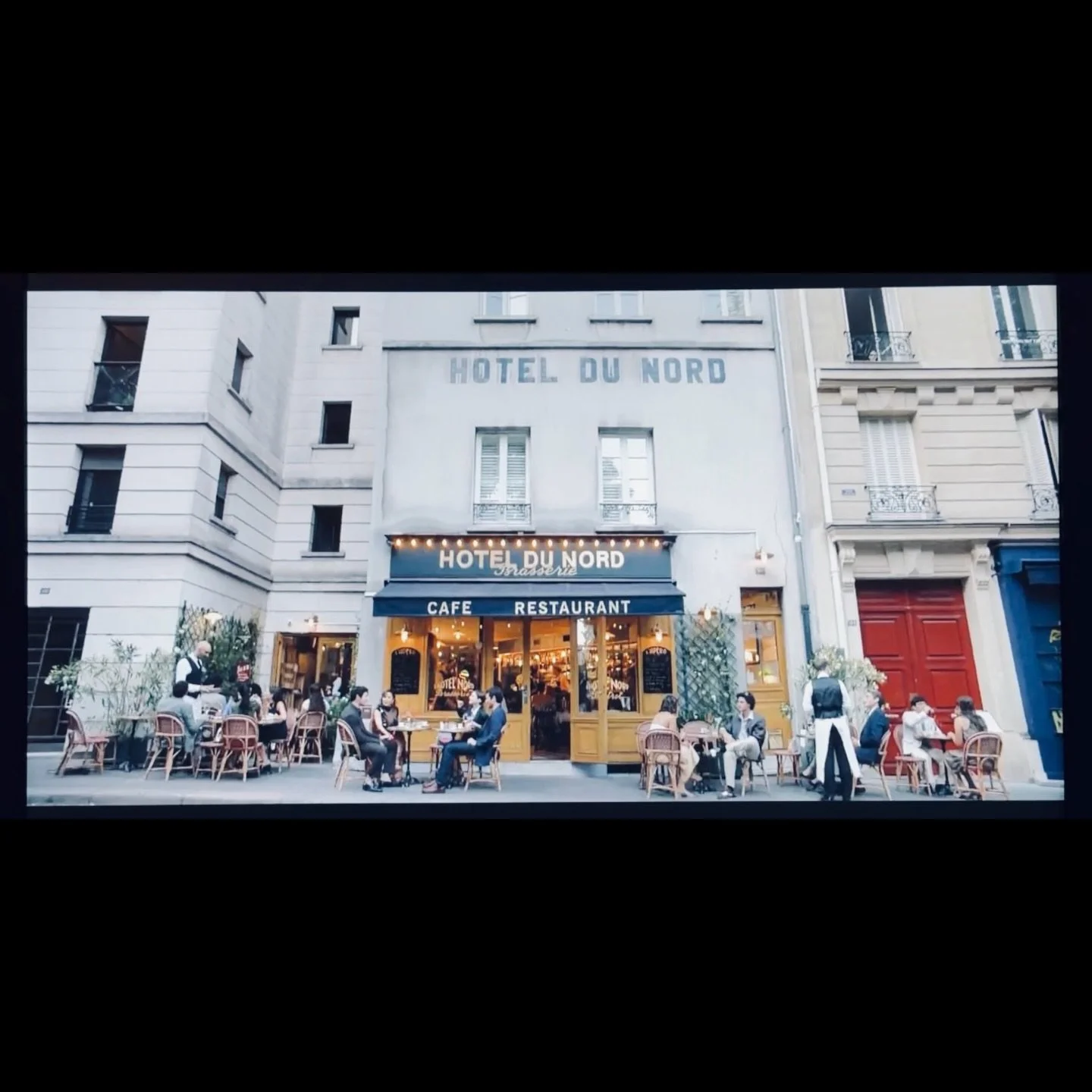 L&rsquo; @hoteldunordparis, lieu embl&eacute;matique de Paris dans @emilyinparis Saison 5.
Merci &agrave; @seibelanne la cheffe d&eacute;coratrice de la s&eacute;rie produite par Darren Star et @netflix 
Elle a transform&eacute; notre terrasse en un 