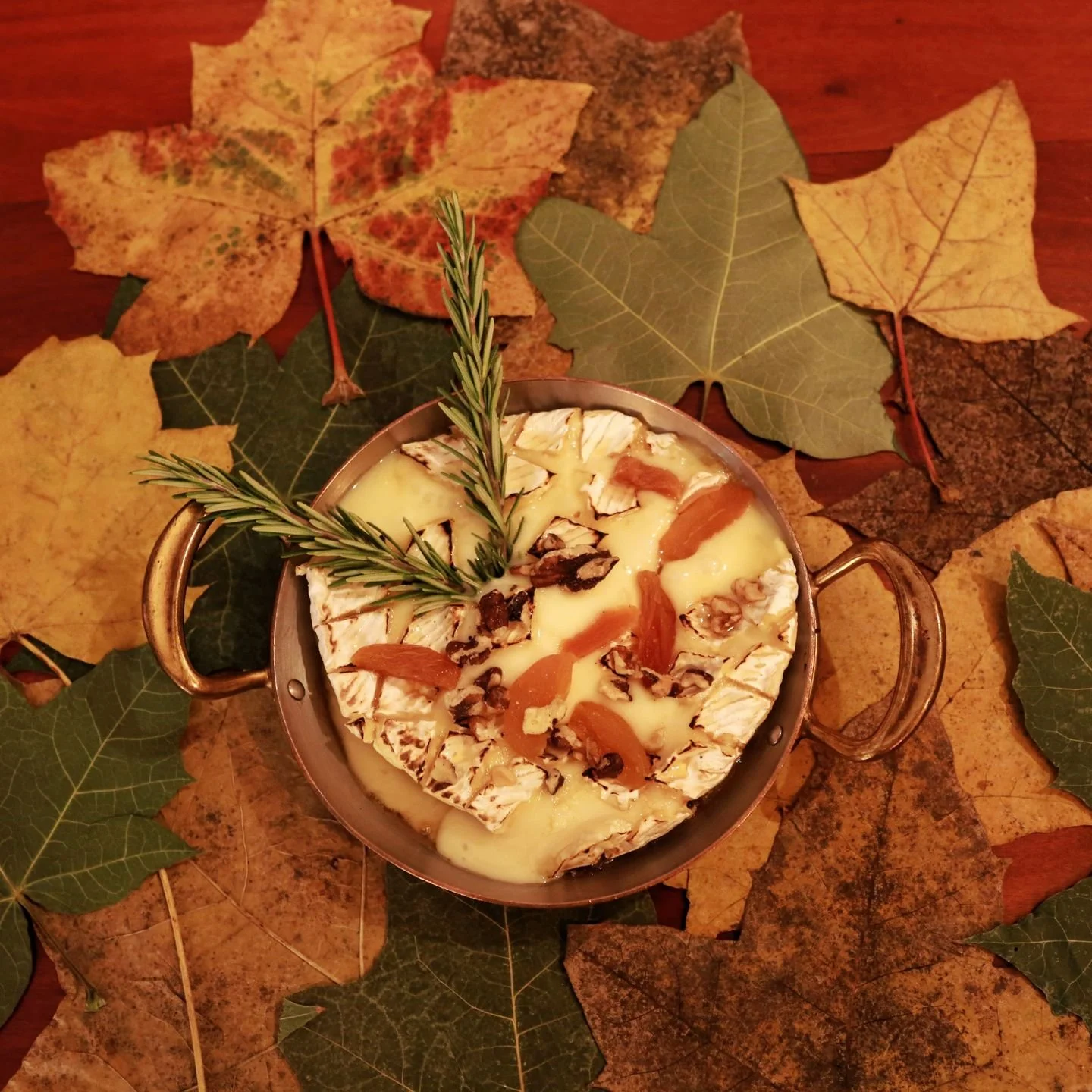 D&eacute;licieux et r&eacute;confortant, le camembert  r&ocirc;ti est id&eacute;al pour un moment de partage entre amis 👭👬.
Parfait pour surmonter ce "blue monday". Entrez &agrave; la Brasserie de l' @hoteldunordparis et vous verrez, vous