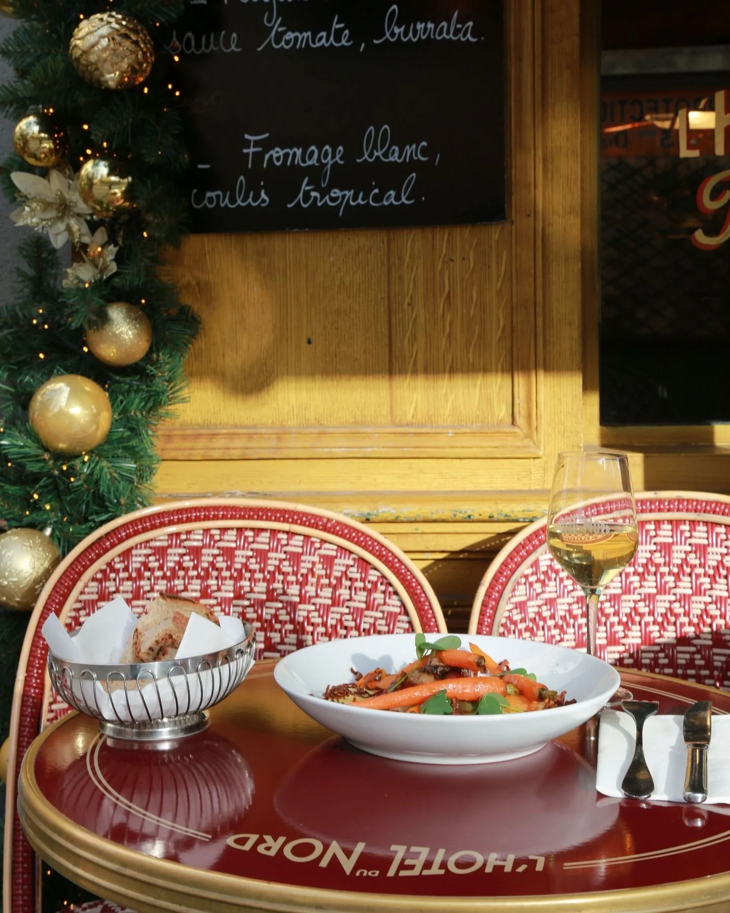 Prendre l'air au soleil ☀️ sur la terrasse de la Brasserie de l' @hoteldunordparis m&ecirc;me en hiver.
Se r&eacute;galer avec notre polenta et ses l&eacute;gumes racine 🥕, r&eacute;confortant et vegan !
Rendez-vous au bord du Canal Saint-Martin.

E