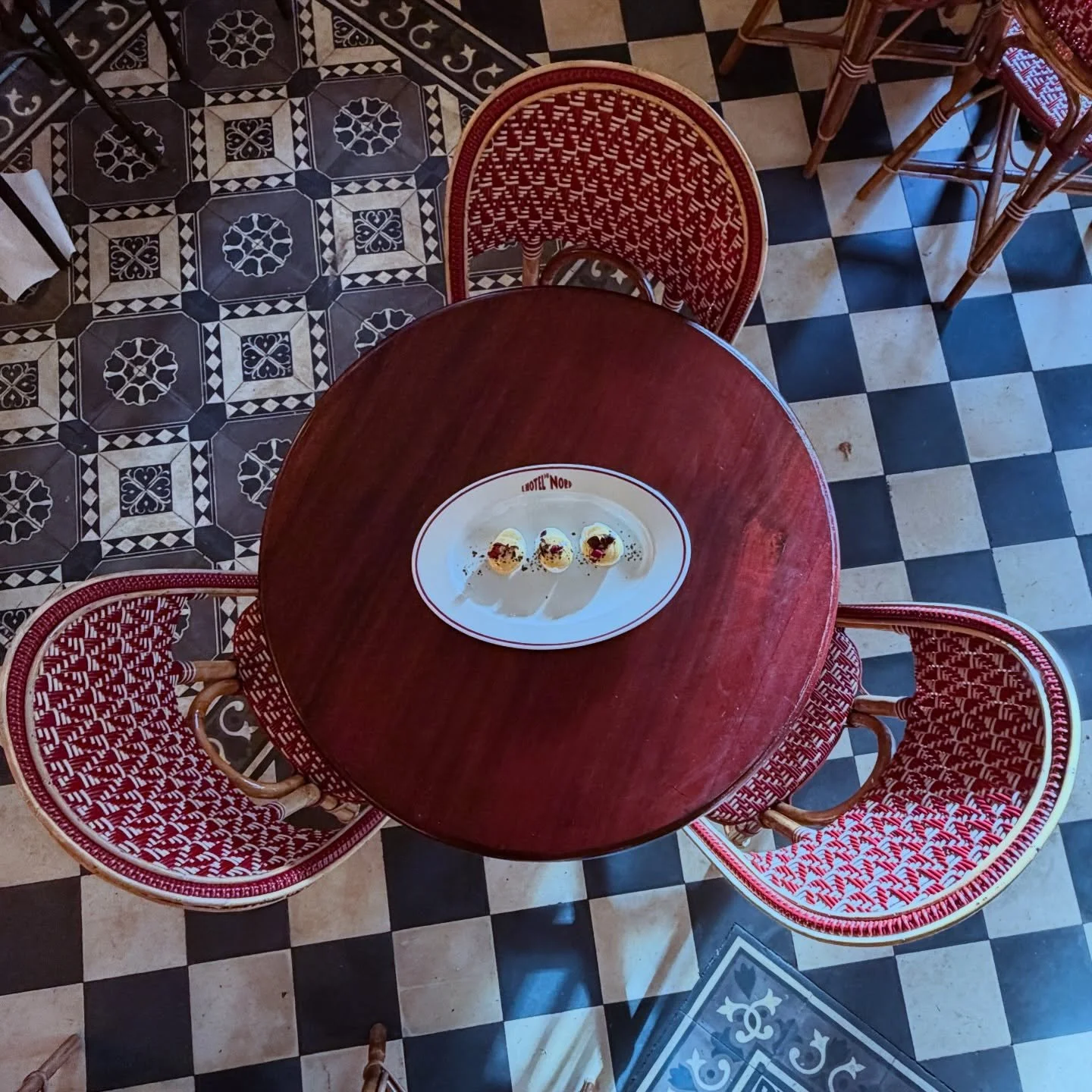 L&rsquo;essence m&ecirc;me du bistrot d&rsquo;antan : de vieux carreaux, des tables en bois et des &oelig;ufs mayo 🥚. Presqu&rsquo;un d&eacute;cor de cin&eacute;ma 🎬!
A toute heure, de jour comme de nuit, pour vivre un moment de pur Paris !!!

The 