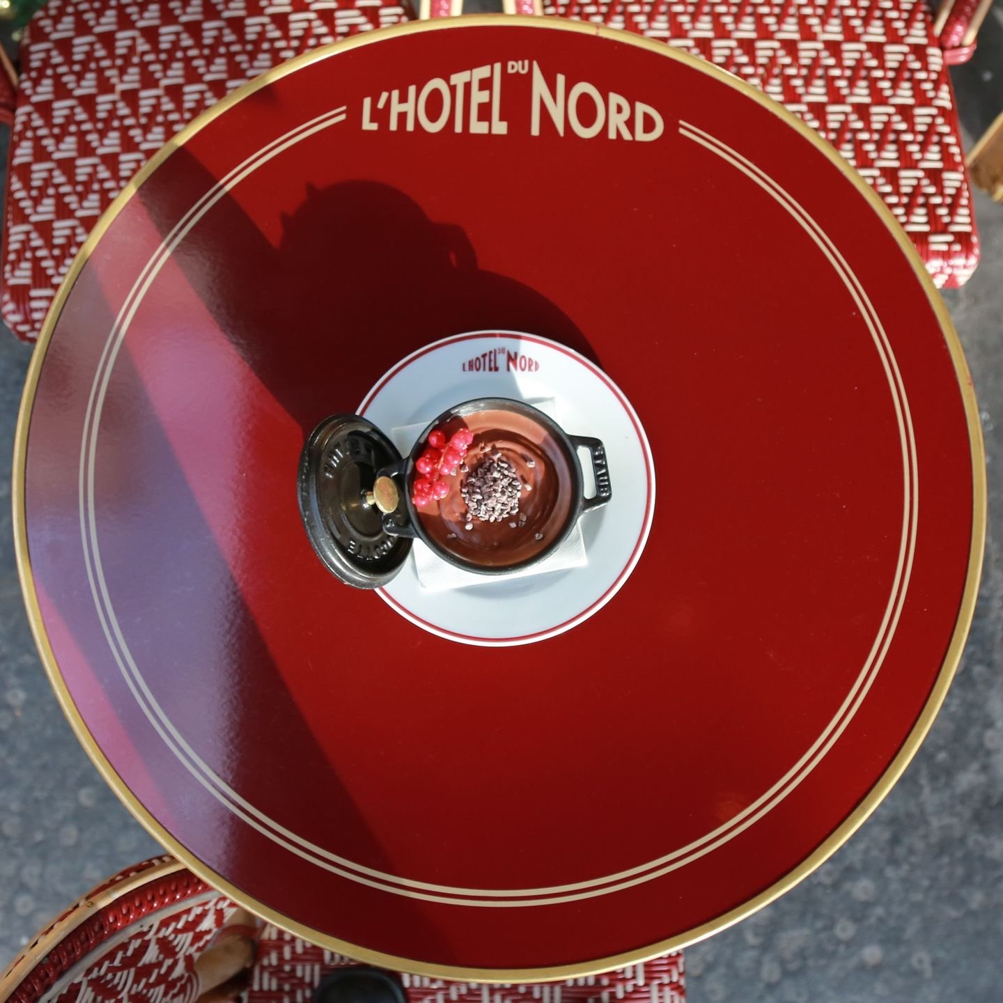 Comment profiter encore plus des premiers rayons de soleil ☀️?
Installez-vous sur la terrasse de la Brasserie de l' @hoteldunordparis et commandez une mousse au chocolat 🍫.
Et profitez !!!

How can you enjoy the first rays of sunshine even more?
Tak