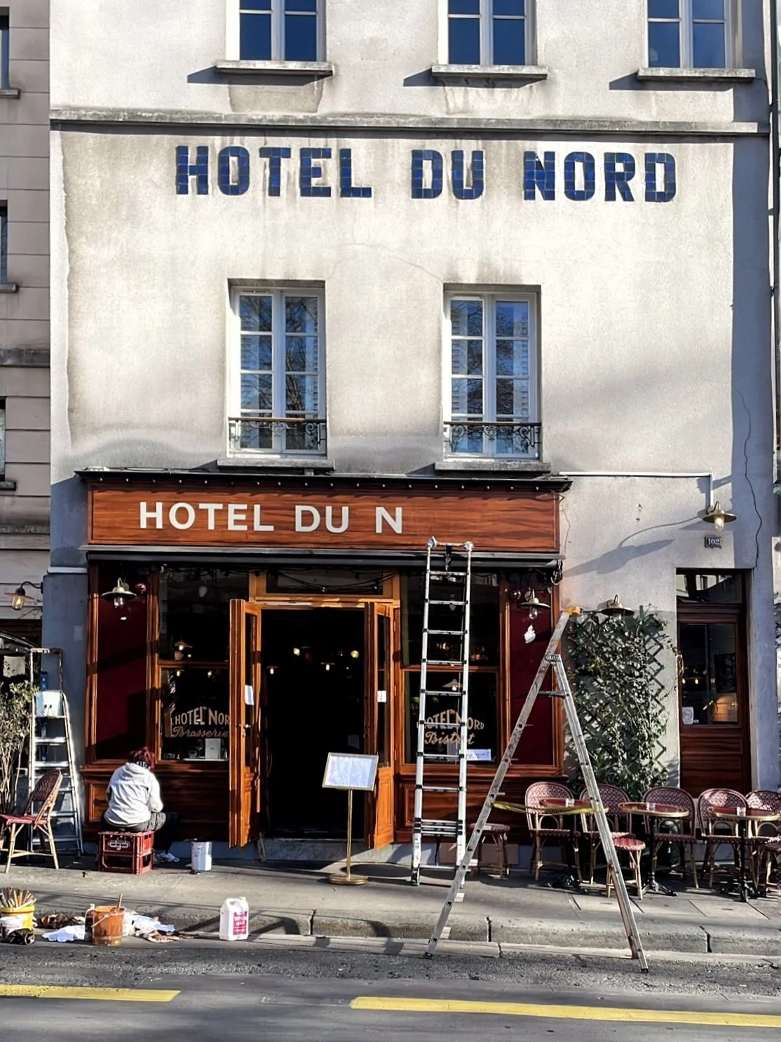 C&rsquo;&eacute;tait le 21 Janvier dernier.
L&rsquo; @hoteldunordparis s&rsquo;est refait une beaut&eacute; ✨
Grace au talent de l&rsquo;&eacute;quipe d&rsquo; @henrilalettre , notre fa&ccedil;ade est encore plus belle qu&rsquo;&agrave; l&rsquo;accou
