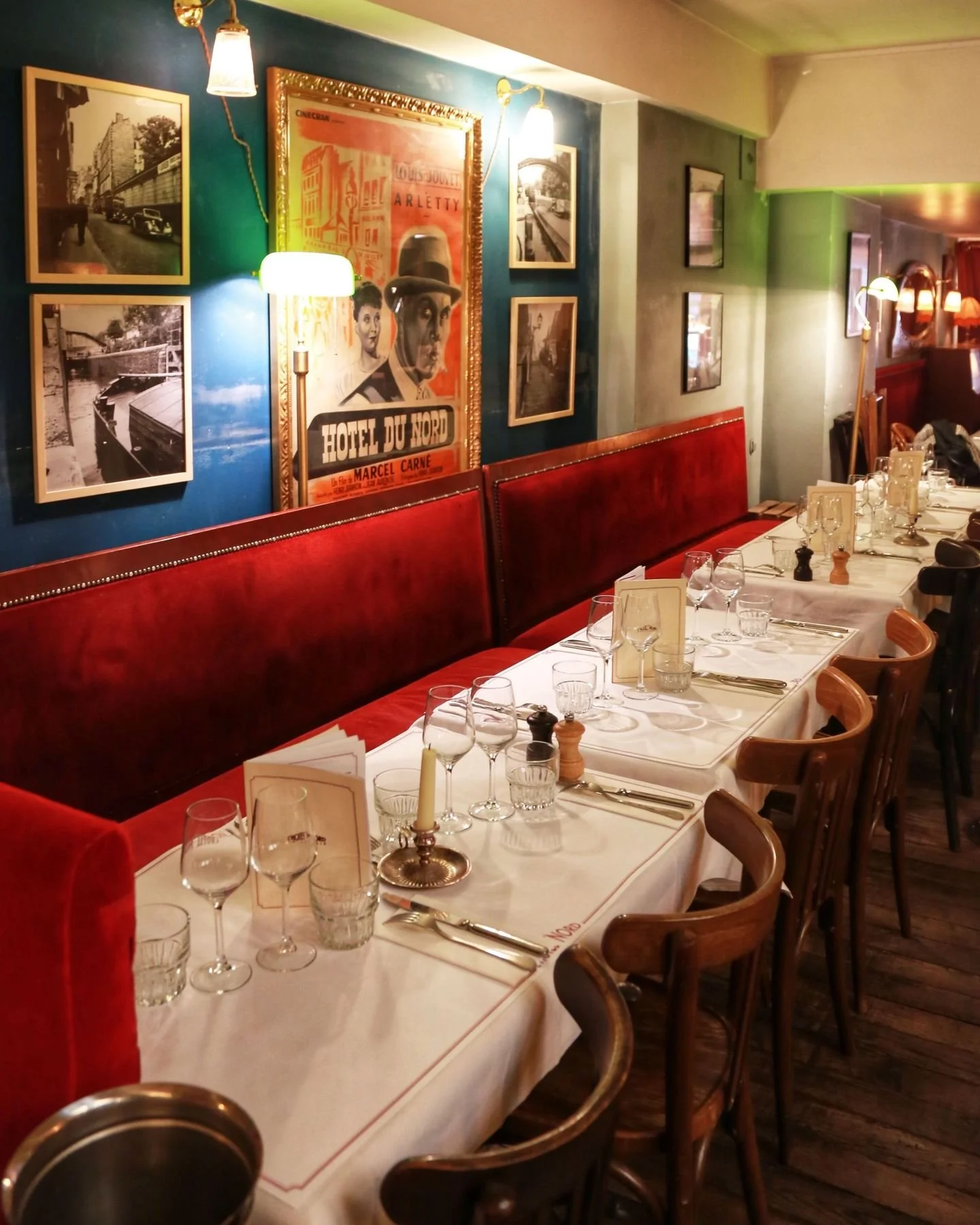 A l' @hoteldunordparis , nous ne faisons pas semblant.
La d&eacute;co, les affiches de cin&eacute;ma, les photos, les objets et les lampes sont authentiques.
Et l'ambiance ici s'en ressent ... Et certains artistes, photographes, r&eacute;alisateurs, 