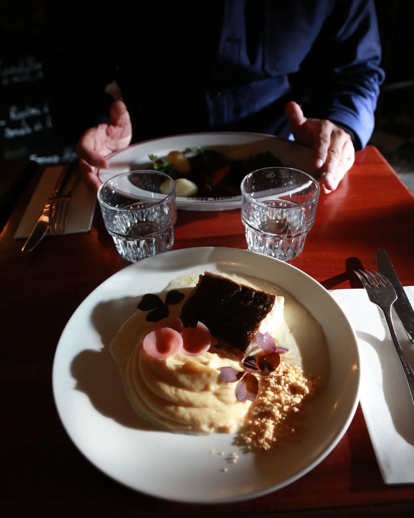 A la Brasserie de l' @hoteldunordparis , on peut d&eacute;jeuner tardivement. Juste un plat entre 2 rendez-vous.
Chaque jour, la formule change au gr&eacute; des saisons. Demain , c'est le printemps 🌱!

At the Brasserie at the @hoteldunordparis, you