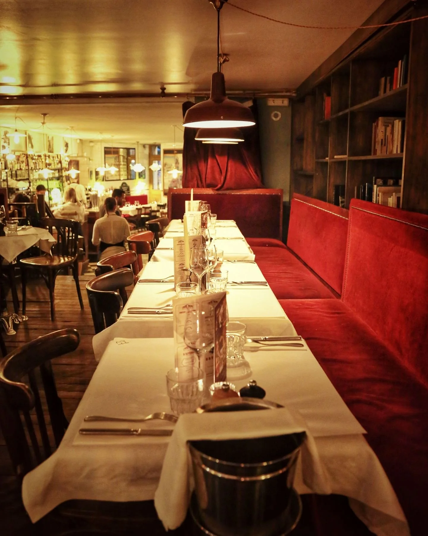 Un petit tour de salle avant le service.
Tout est en place pour vous accueillir dans une des brasseries les plus mythiques de Paris @hoteldunordparis 

A quick look around the dining room before service begins.
Everything is ready to welcome you to o