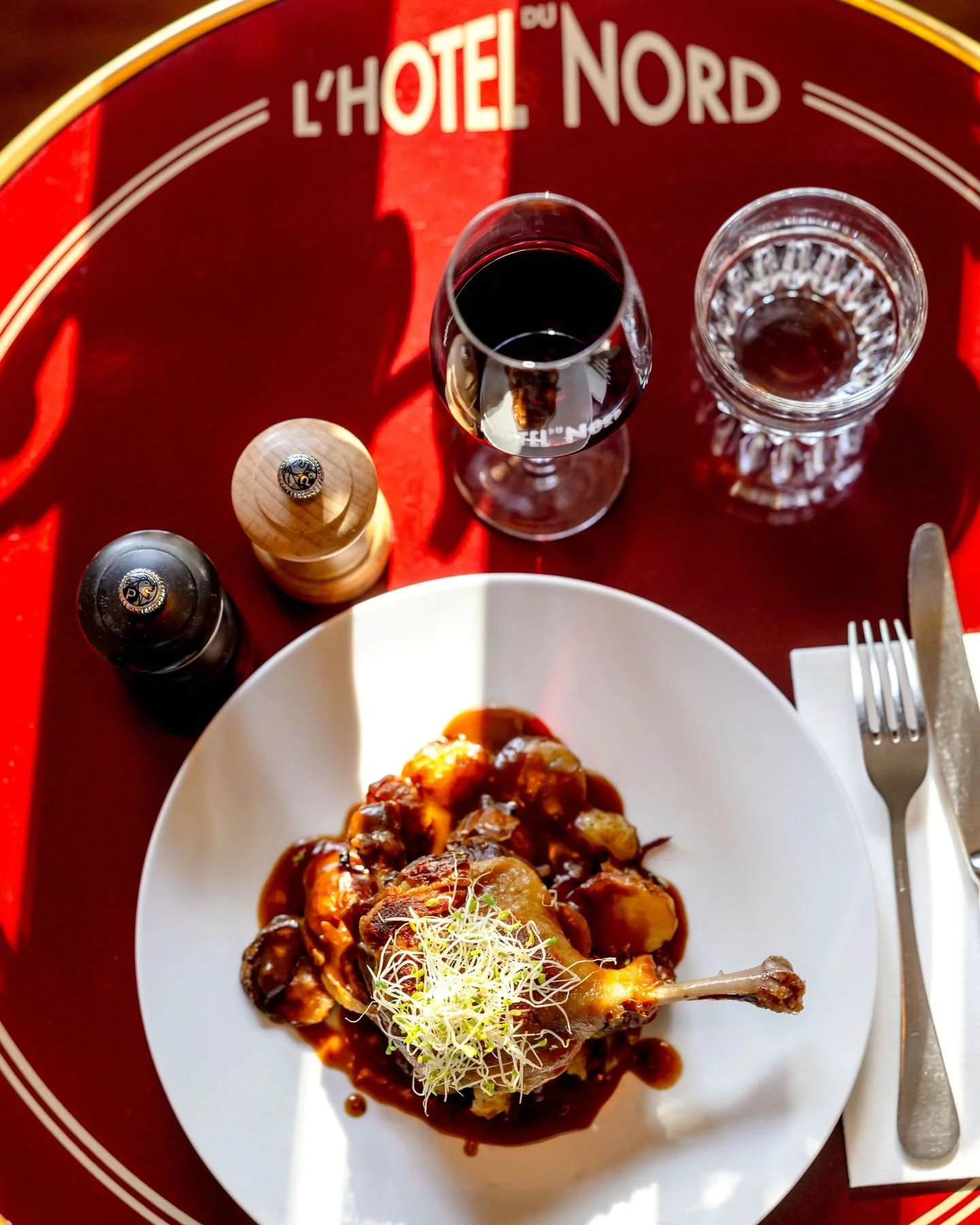 Laissez-vous tenter par notre cuisse de canard, dor&eacute;e &agrave; souhait, tendre et savoureuse et soigneusement pr&eacute;par&eacute;e par notre chef 🦆✨
Un plat g&eacute;n&eacute;reux, r&eacute;confortant et plein de caract&egrave;re&hellip; pa