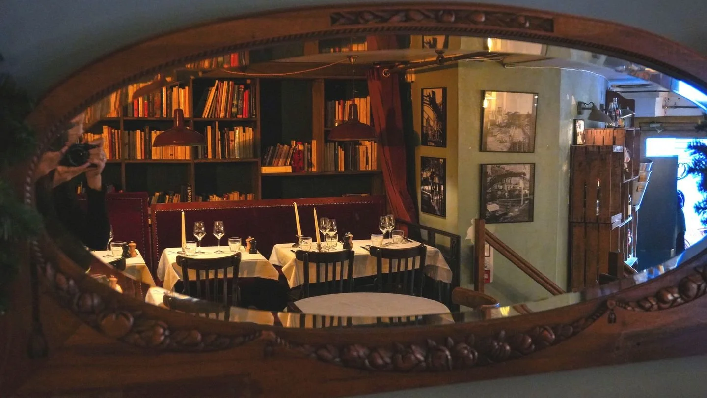 Quand un photographe 📸 entre dans la Brasserie de l' @hoteldunordparis , son objectif ne sait plus o&ugrave; donner de la t&ecirc;te.
Il y a tant de d&eacute;tails, chaque livre, chaque lampe, chaque miroir a une histoire. Entrez et vous saurez ...
