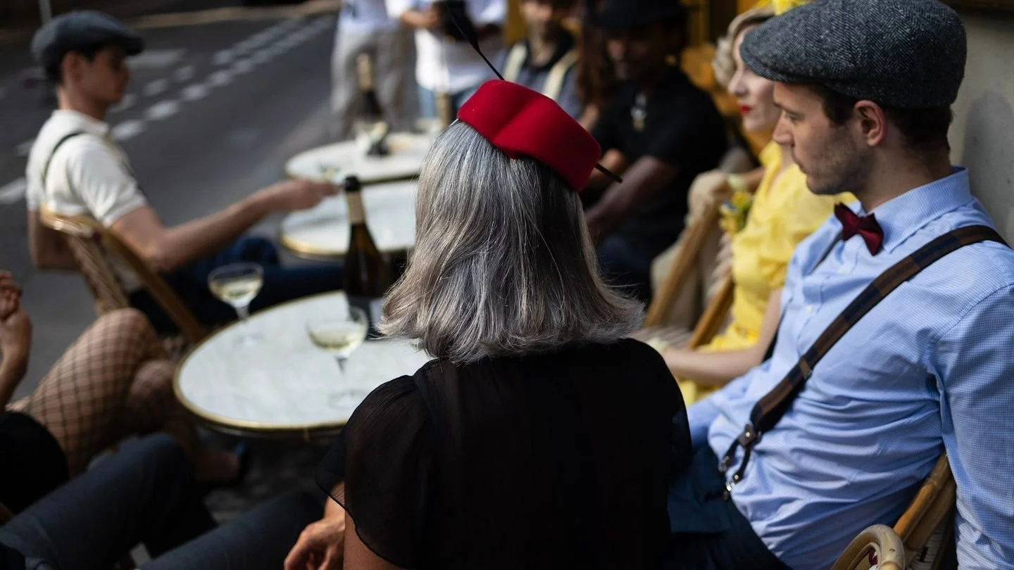 Venir prendre un verre 🍹 au soleil ☀️ sur la terrasse de l' @hoteldunordparis 
Mettre un joli chapeau et s'installer &agrave; la table d'Emily.
Faire son cin&eacute;ma car c'est le lieu id&eacute;al pour raconter des histoires en profitant du moment