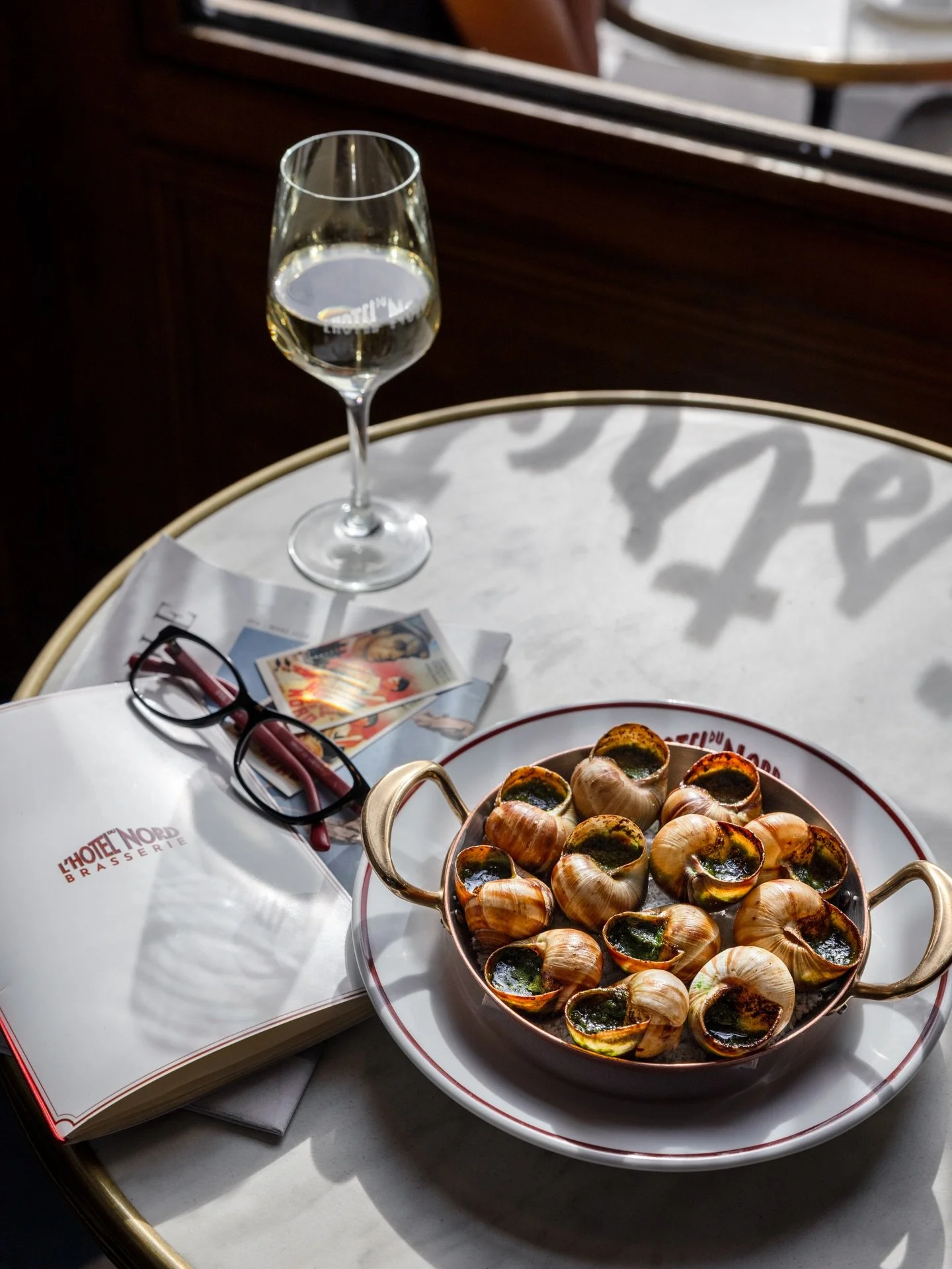 Des escargots 🐌 de Bourgogne pour un d&eacute;jeuner dominical &agrave; la Brasserie de l&rsquo; @hoteldunordparis, qu&rsquo;en dites-vous?
Un grand classique des bistrots de Paris.

Burgundy snails 🐌 for Sunday lunch at the Brasserie at @hotelduno