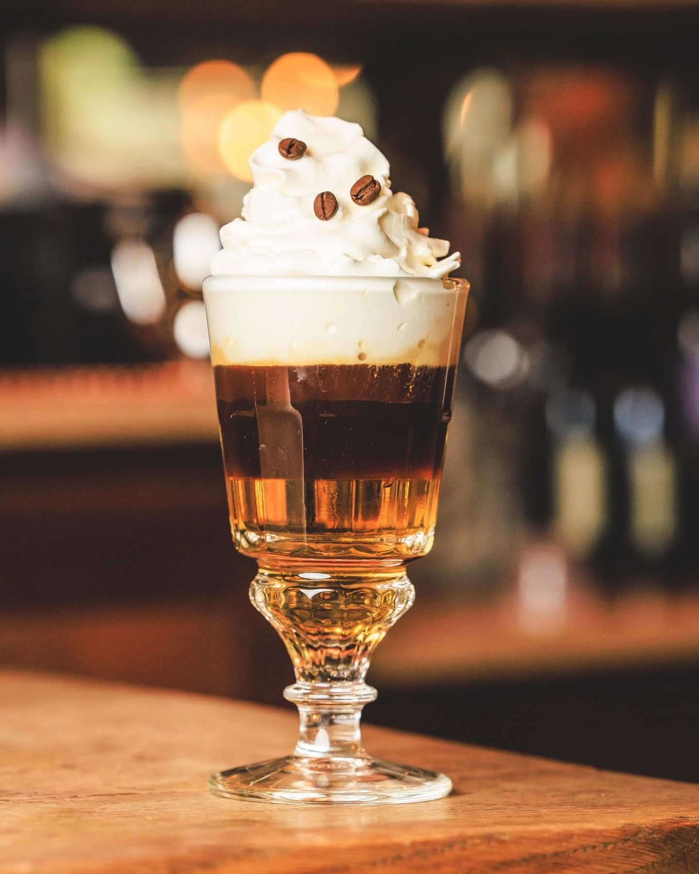 Quelque soient la saison et l'heure, vous pouvez commander un Irish Coffee.
On commence par verser le caf&eacute; un peu sucr&eacute; dans un verre chaud, on y ajoute un excellent whisky irlandais et on termine avec une &eacute;paisse l&eacute;g&egra