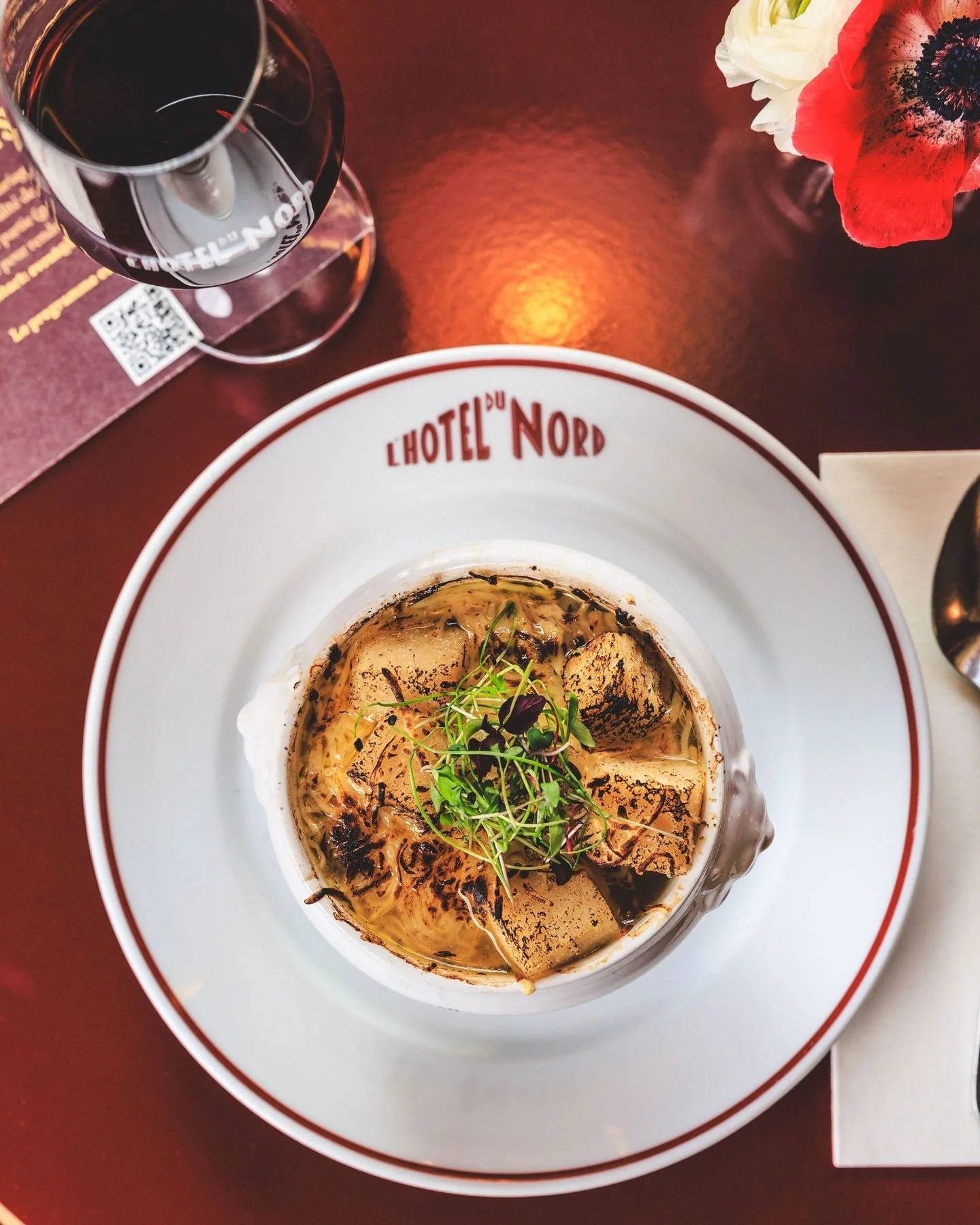 Elle nous est demand&eacute;e toute l'ann&eacute;e &agrave; la Brasserie de l' @hoteldunordparis et aujourd'hui, sera tr&egrave;s r&eacute;confortante.
La soupe &agrave; l'oignon est LE plat qu'il faut avoir sur toute bonne carte de brasserie parisie