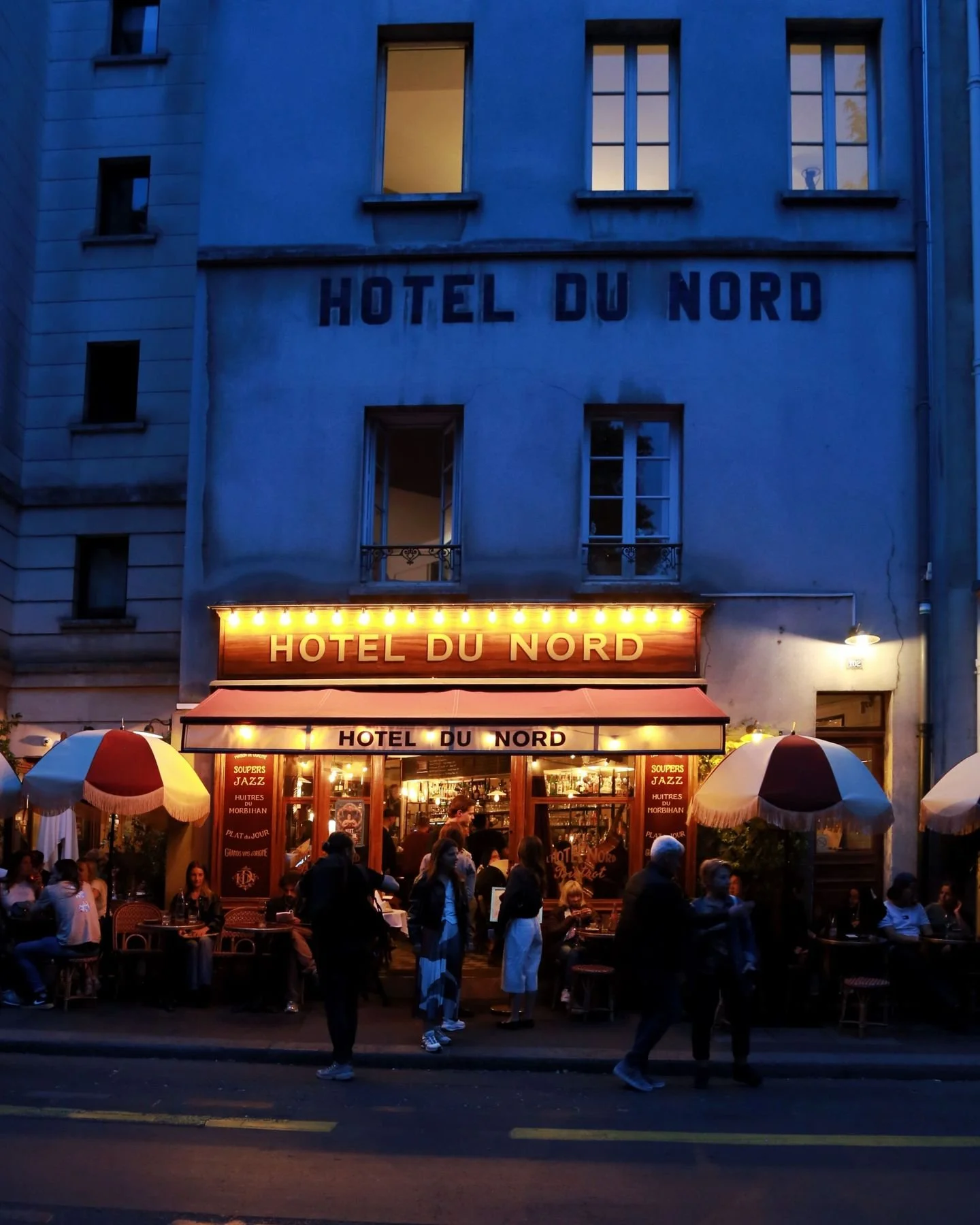 Tous les soirs, quand la nuit tombe 🌙 , la Brasserie de l' @hoteldunordparis devient encore plus magique 💫. Les lumi&egrave;res, les parasols , la d&eacute;co, tout est une invitation &agrave; entrer dans un lieu charg&eacute; d'histoires et d'Hist