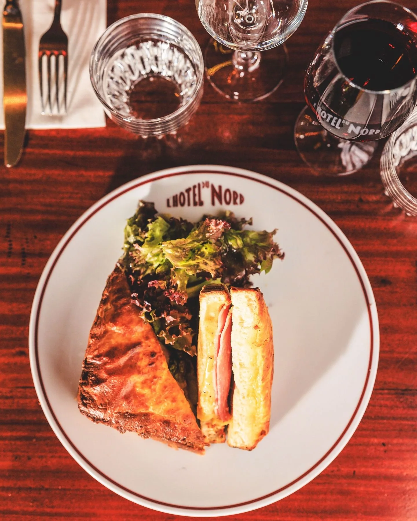 C'est un grand classique de la Brasserie de l'H&ocirc;tel du Nord.
Le croque-monsieur reste &agrave; la carte quelque soit la saison.
Installez-vous sur notre terrasse au soleil ☀️ et savourez un pur moment parisien.

It&rsquo;s a classic dish at the