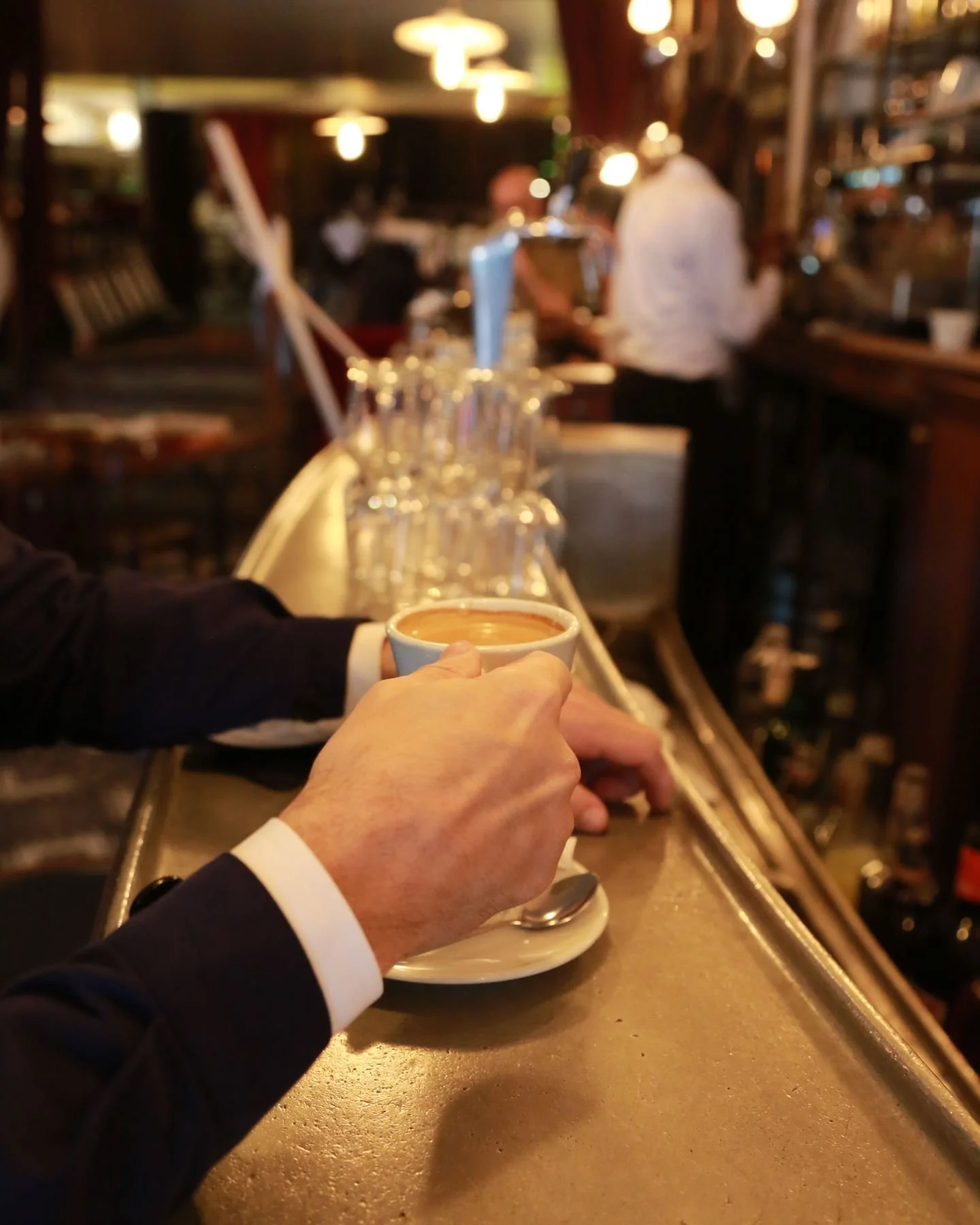 Prendre un petit caf&eacute; ☕ au zinc &agrave; l' @hoteldunordparis tous les matins avant d'aller travailler, c'est une mani&egrave;re tr&egrave;s parisienne de commencer sa journ&eacute;e !
Ici, nos habitu&eacute;s arrivent d&egrave;s 8h30 et prenn