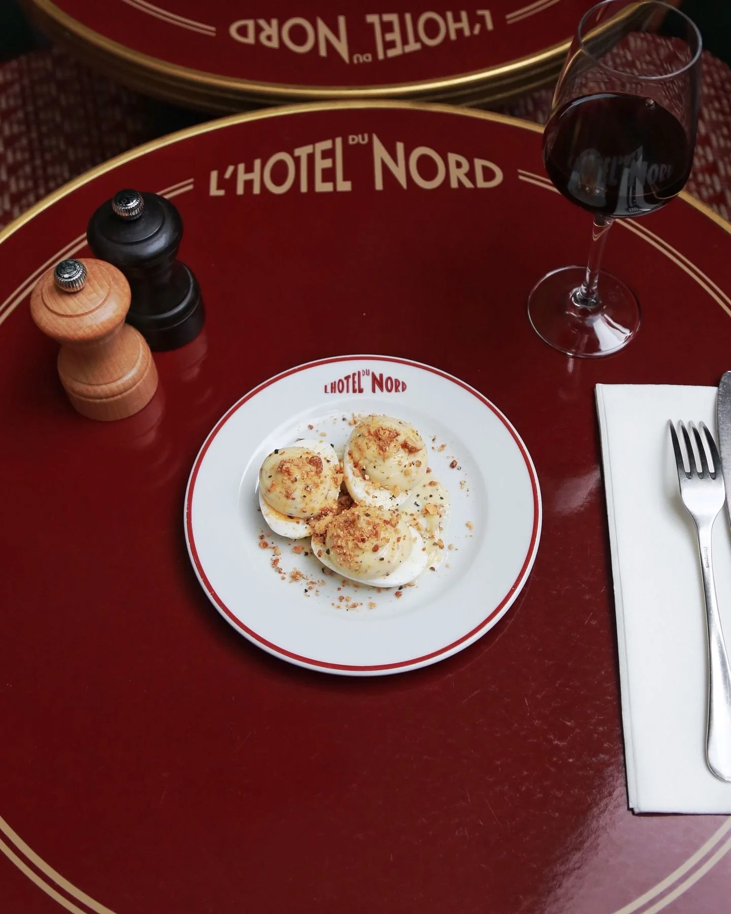 Avec le soleil ☀️ et la douceur quoi revient, installez-vous pour le d&eacute;jeuner sur notre terrasse bien expos&eacute;e au bord du Canal Saint-Martin et mangez des oeufs 🥚 mayo avec un petit truc en plus, des cacahu&egrave;tes torr&eacute;fi&eac