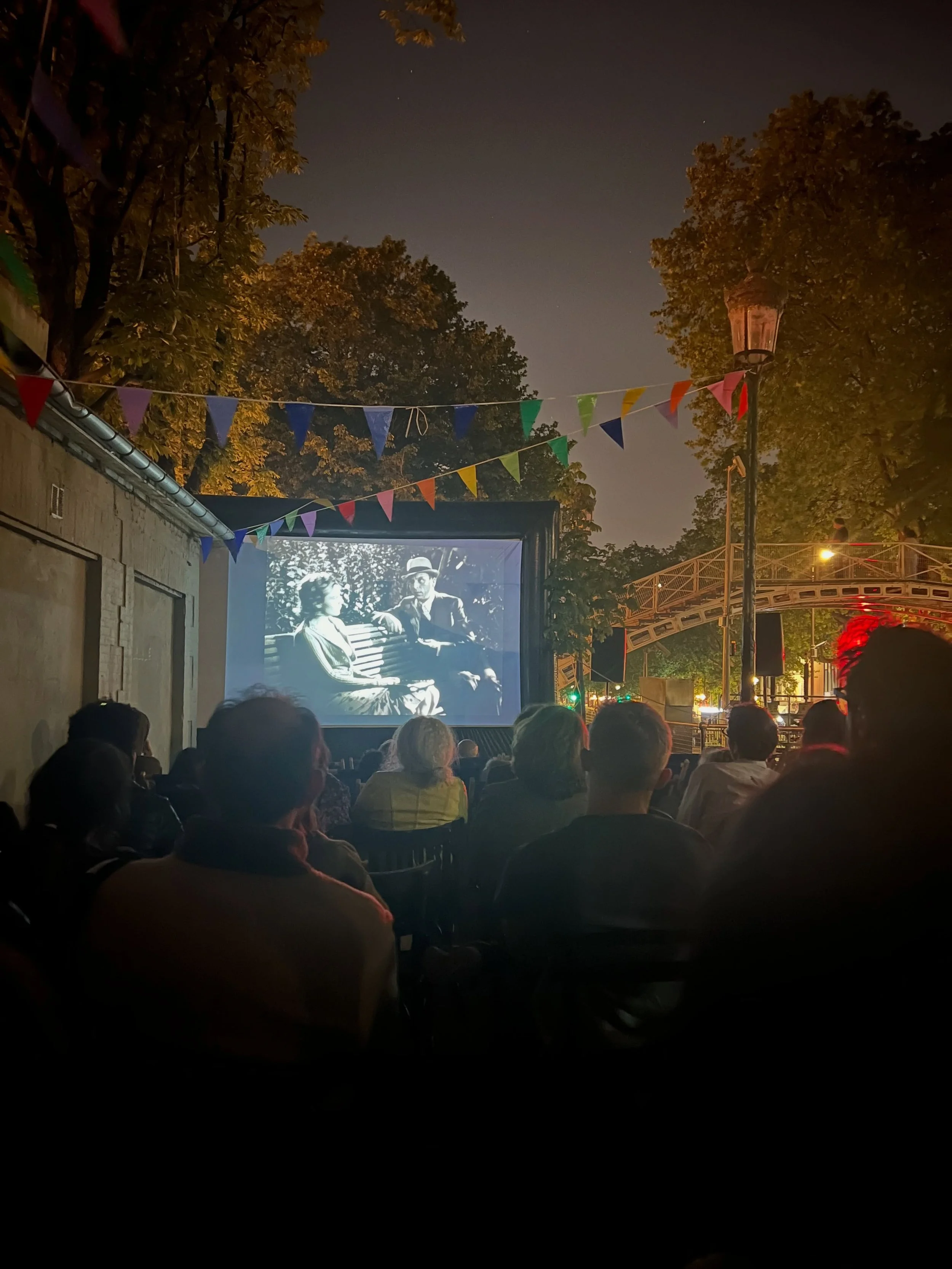 Nous vous donnons rendez-vous samedi pour la projection 📽️du film H&ocirc;tel du Nord 🎞️ de Marcel Carne au bord du Canal Saint Martin pour c&eacute;l&eacute;brer la Nuit Blanche ✨
Imaginez vous bien install&eacute;s dans un transat pour regarder u