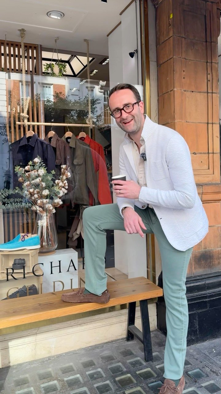 Mike wears the @mauriziobaldassaribrera white mouline cotton swacket, @stenstroms_official beige lyocell slimline shirt, @paige ‘Federal’ fit jeans in ‘foggy forest’ green 🌳 and @aurelien_official chocolate brown suede drivin
