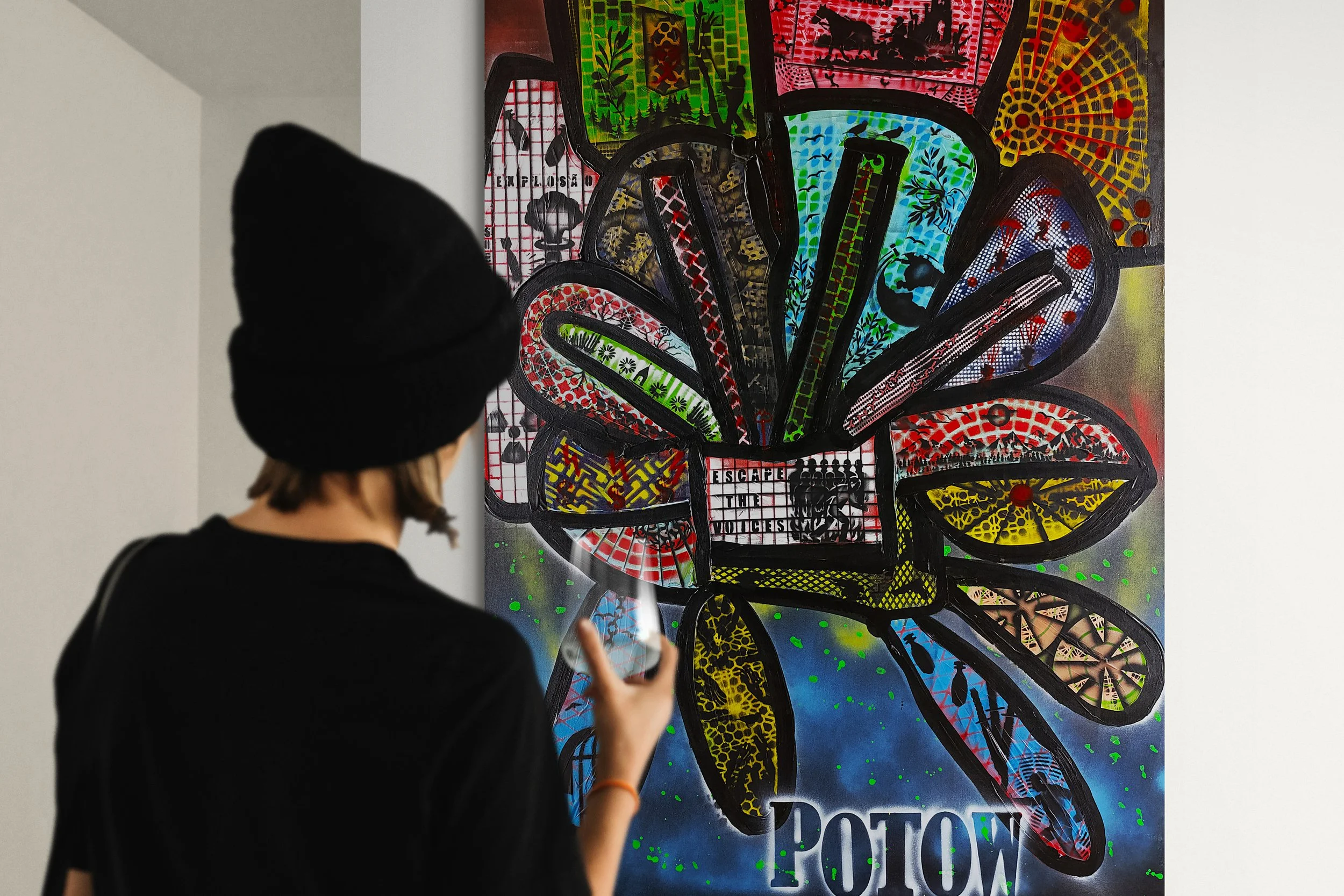 primer plano de una mujer junto a la pared de una galería (1).jpg