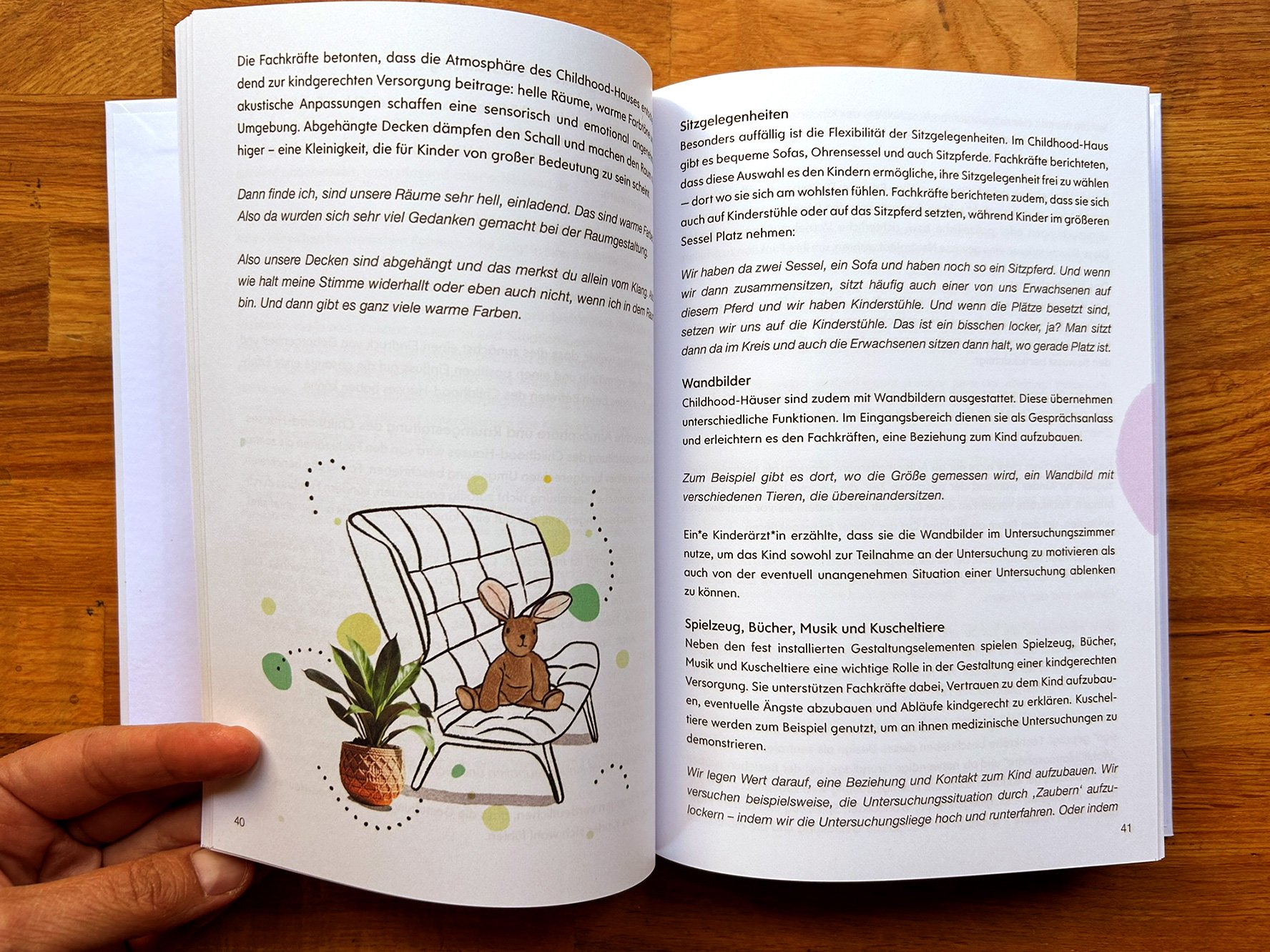 Stuhl schwarz weiß gezeichnet, hase als Stofftier sitzt auf Stuhl