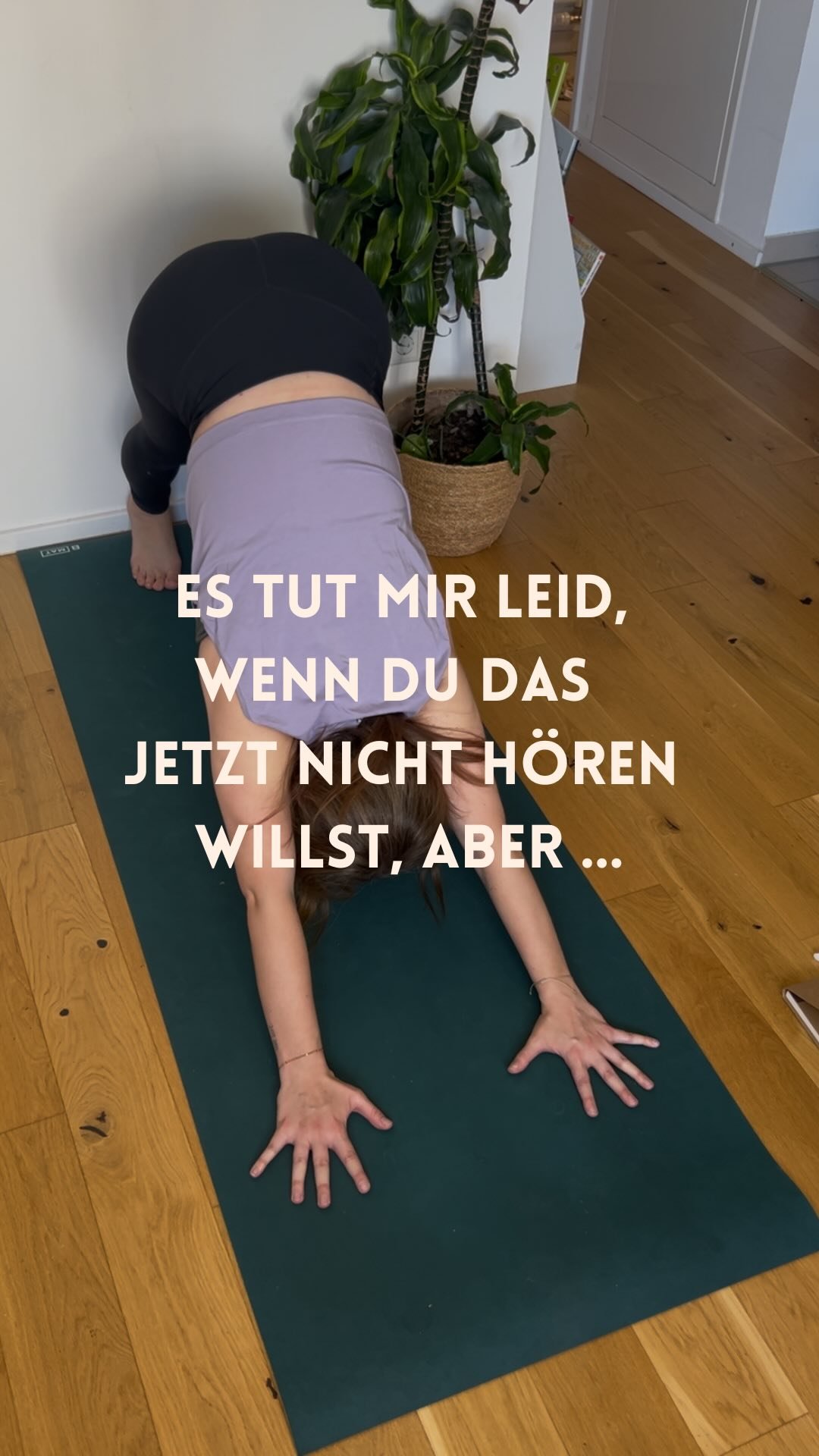 Wie es wirklich funktioniert …
… das Ziel, warum Yoga existiert ist nicht die körperliche Fitness oder bestimmt Haltungen instagramtauglich auszuführen.
Yoga bietet uns die Möglichkeit, uns endlich wieder mal mit uns se
