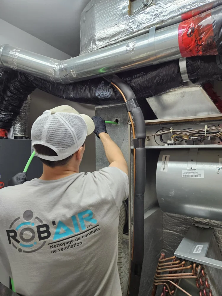 Technicien ROB'AIR nettoyant un système de ventilation