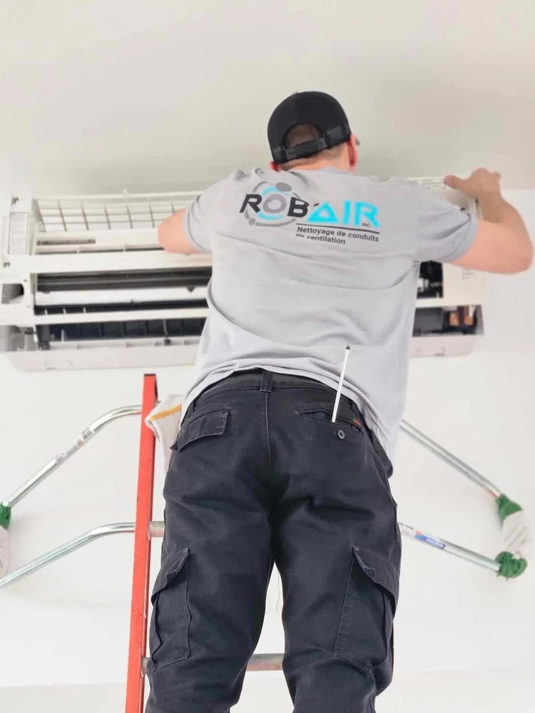 Technicien ROB’AIR nettoyant une thermopompe murale