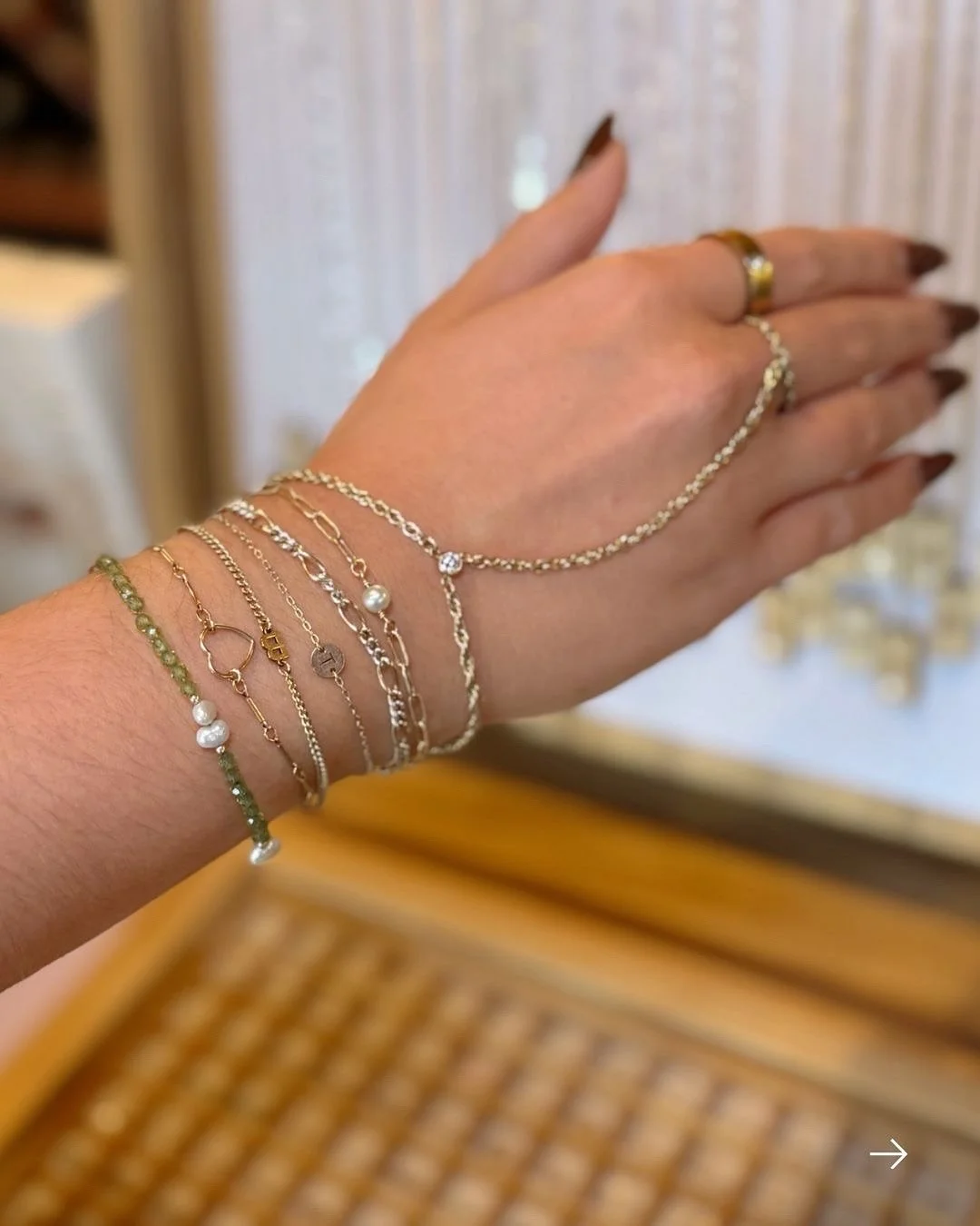 We can just picture a red holiday mani, a shining stack, and a stunning hand chain turning heads all holiday season🌟 Come get yours at @lasorellanails Open House today 4-7PM! 💜💅
⠀⠀⠀⠀⠀⠀⠀⠀⠀
📍327 W 7th St, Downtown Frederick. Can&rsquo;t wait to see