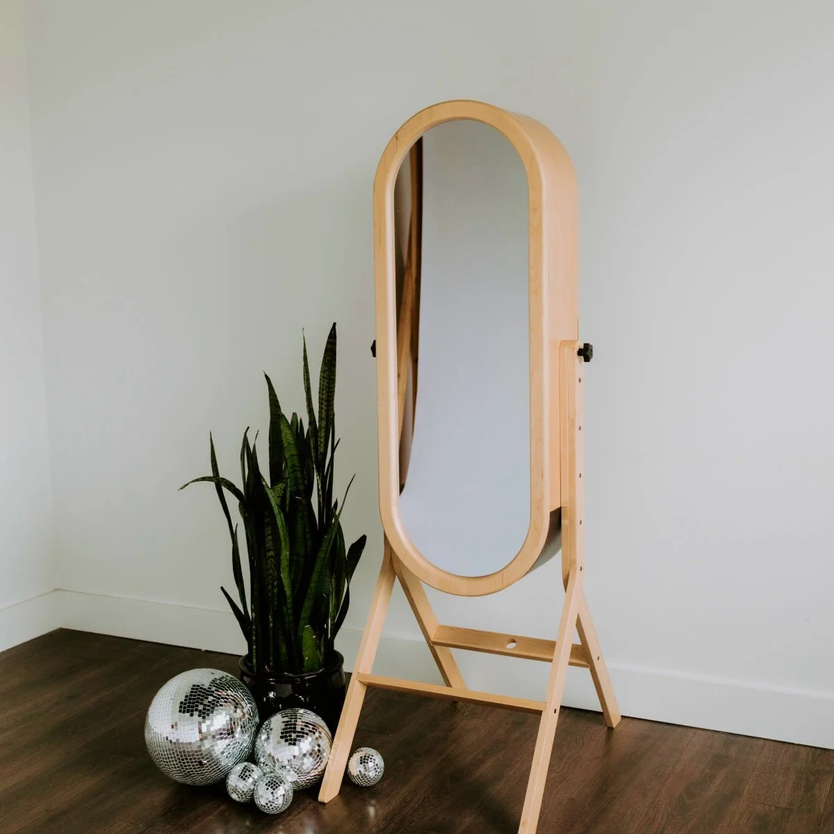 retro_mirror_booth_3-391251.webp.jpeg