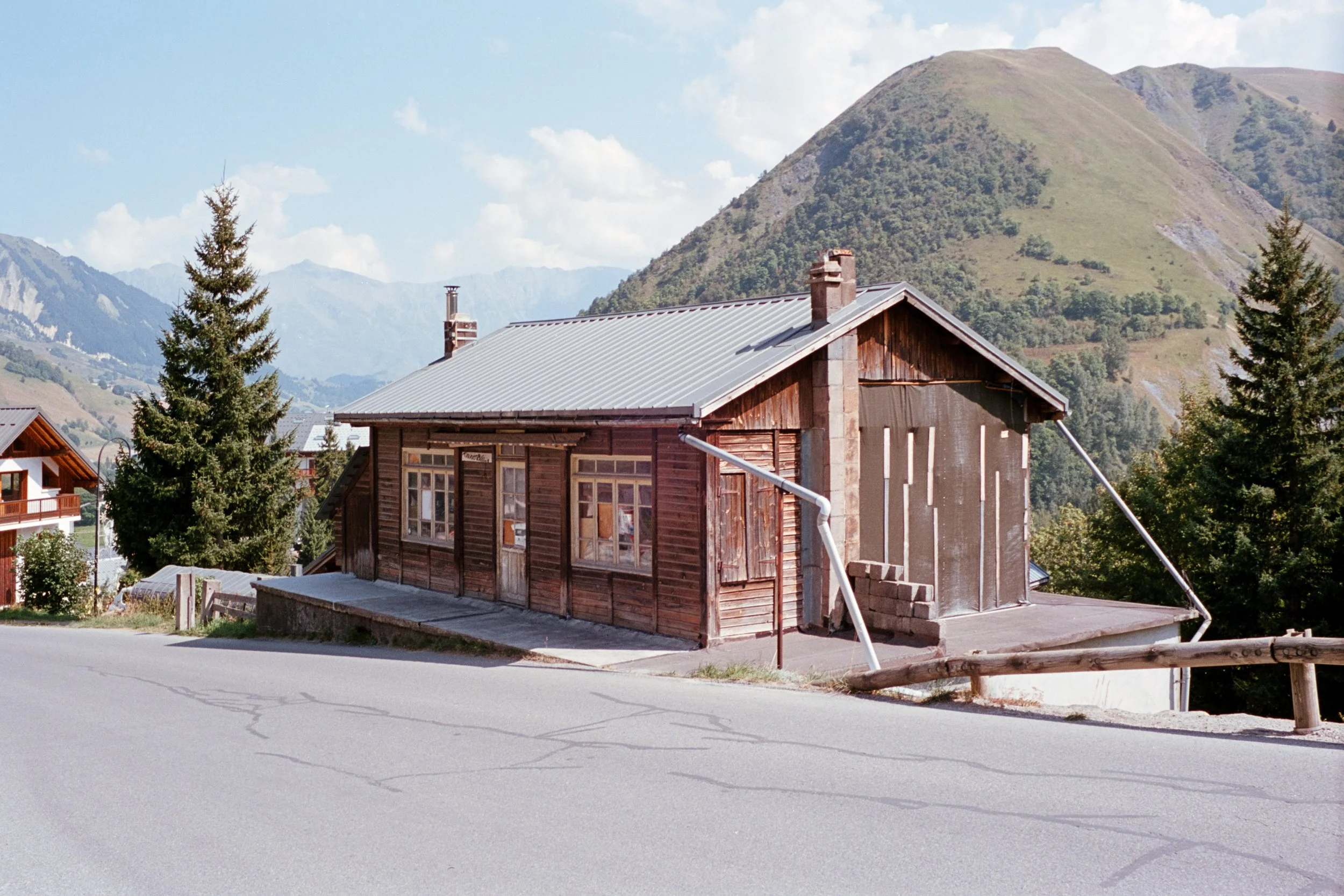 Saint-Sorlin-d'Arves 2025 - Kodak Aerocolor 125 (Donated by Joshua Ewert & respooled by l'Atelier Argentique) - Voigtländer Nokton 35mm f/1.4 S.C - Leica M6.