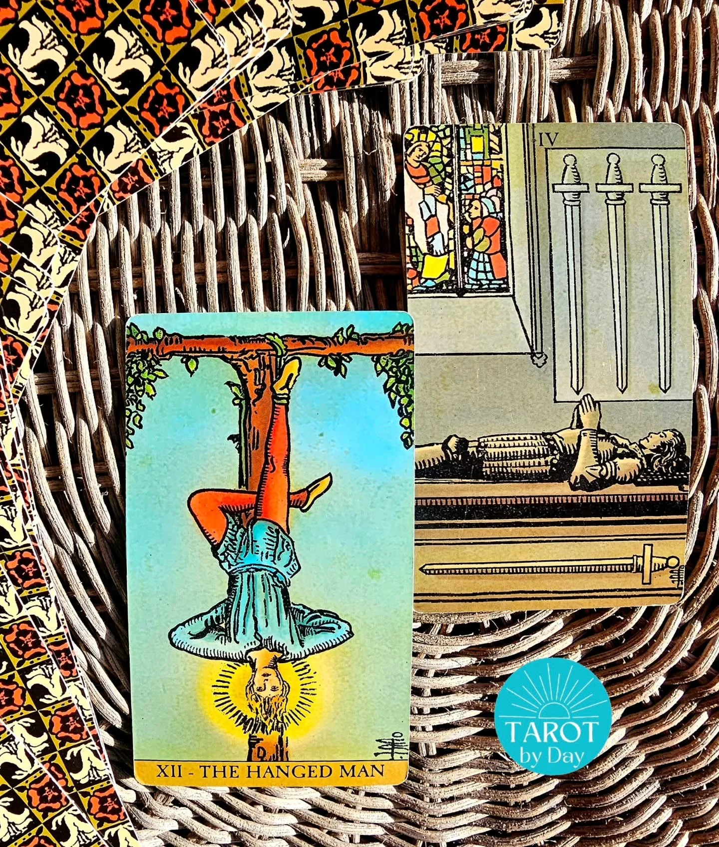 Today brings us the Hanged Man & 4 of Swords!🤚🛑😴 It's time to pause, you need your rest. After a wildly active September, a moment to integrate & contemplate is necessary. Life is a series of stops & goes. From now until the next Equin
