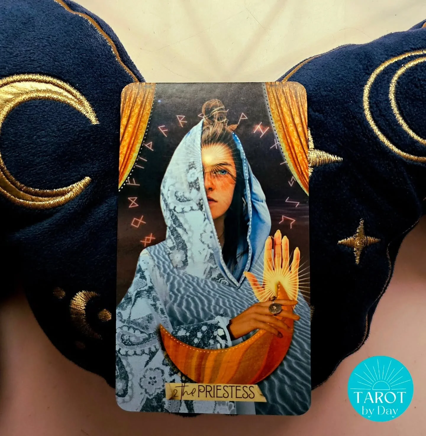 Today once again brings us the High Priestess!🔮😶‍🌫️✨️ Your intuition is through the roof right now. Everything & everyone feels laid bare before you, including yourself. This can be very intense. Ground yourself so you don't begin to doubt