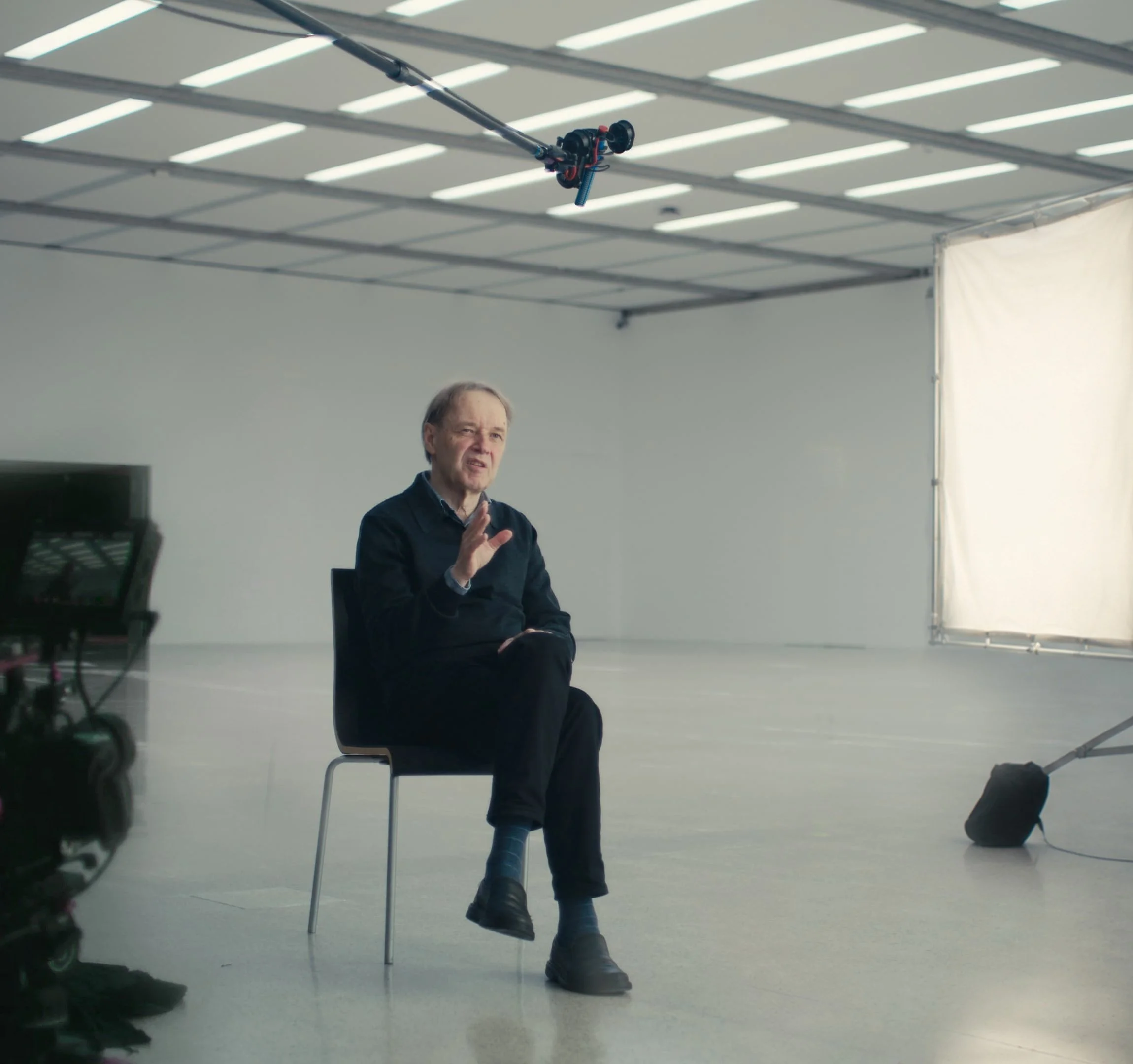BTS vom WerkFilm Dreh zu unseren großen mumok Projekten. Beispiel unseres "The Grand Documentary" Angebots.  und moderner Beleuchtung. Im Vordergrund sieht man einen Teil einer Kamera oder eines Kamera-Equipments.