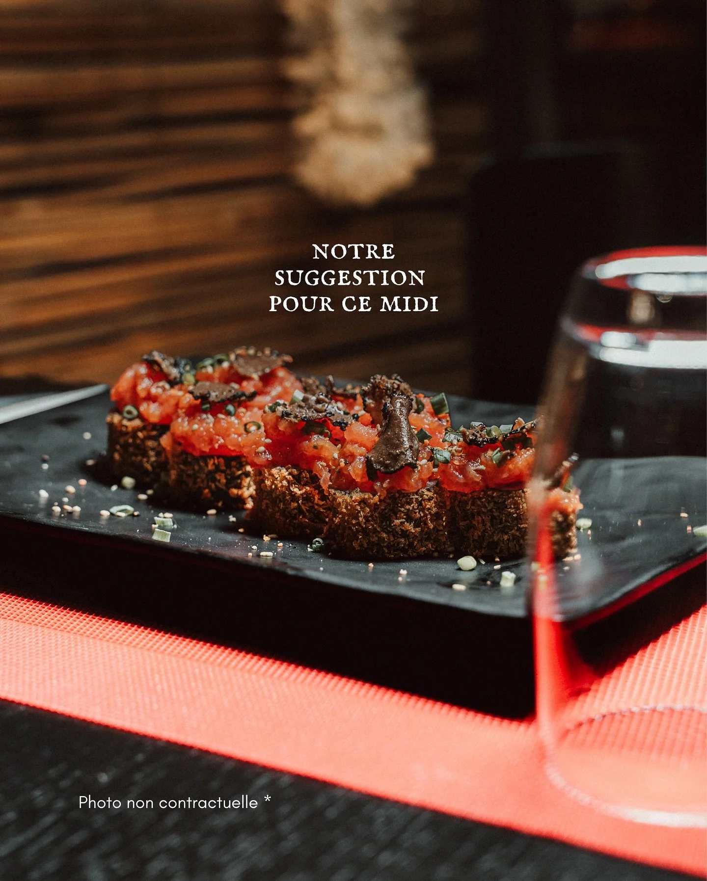 🔥 Crunchy Thon 

11&euro; (8 pi&egrave;ces)

Rouleau frit pan&eacute; tempura sous une motte de tartare de thon &eacute;pic&eacute;, napp&eacute; de sauce yakitori.

Par-dessus, persil frais, graines de s&eacute;same et chips de galette de riz pour 