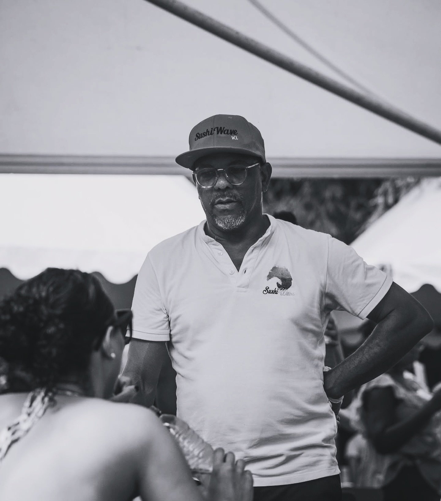 🌊 Amoureux de la mer et champion de voile, 🥇 Julien ANGEVIN est un chef sushi reconnu, pionnier dans l&rsquo;art de fusionner les traditions culinaires japonaises avec les richesses locales de la Martinique. 

Form&eacute; par le renomm&eacute; ma&