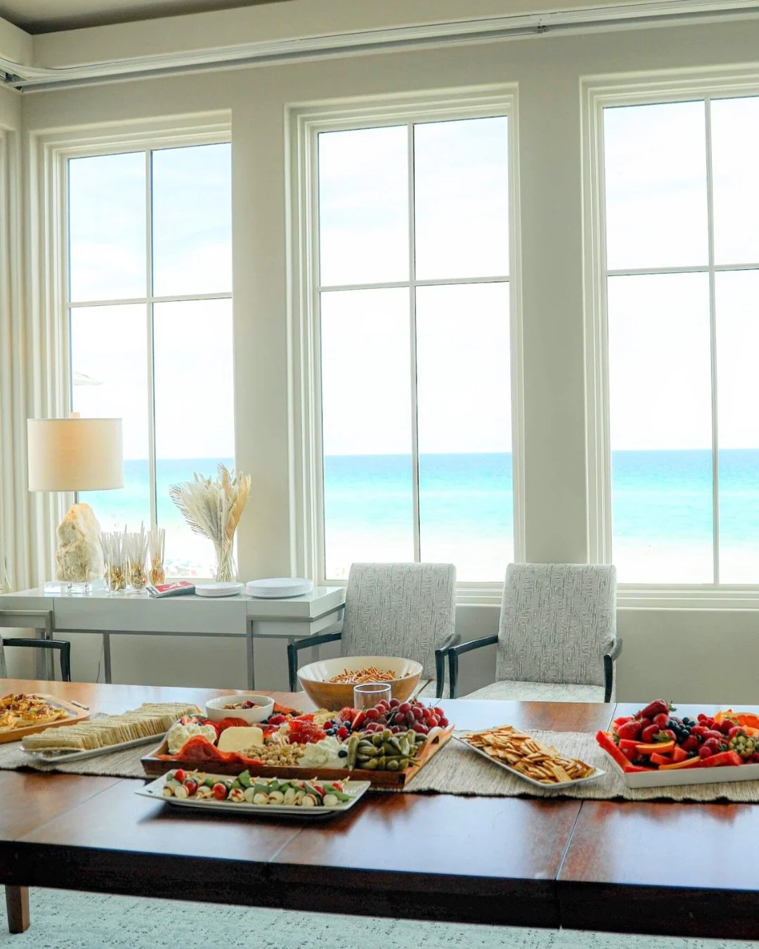 The appetizer moment before the rest of dinner makes its entrance. 🍽️✨ Consider this your sign to host a dinner party and let us take over your kitchen💁🏻&zwj;♀️💞
.
30a dinner party | at home dinner party | at home chef | 30a chef | dinner party i