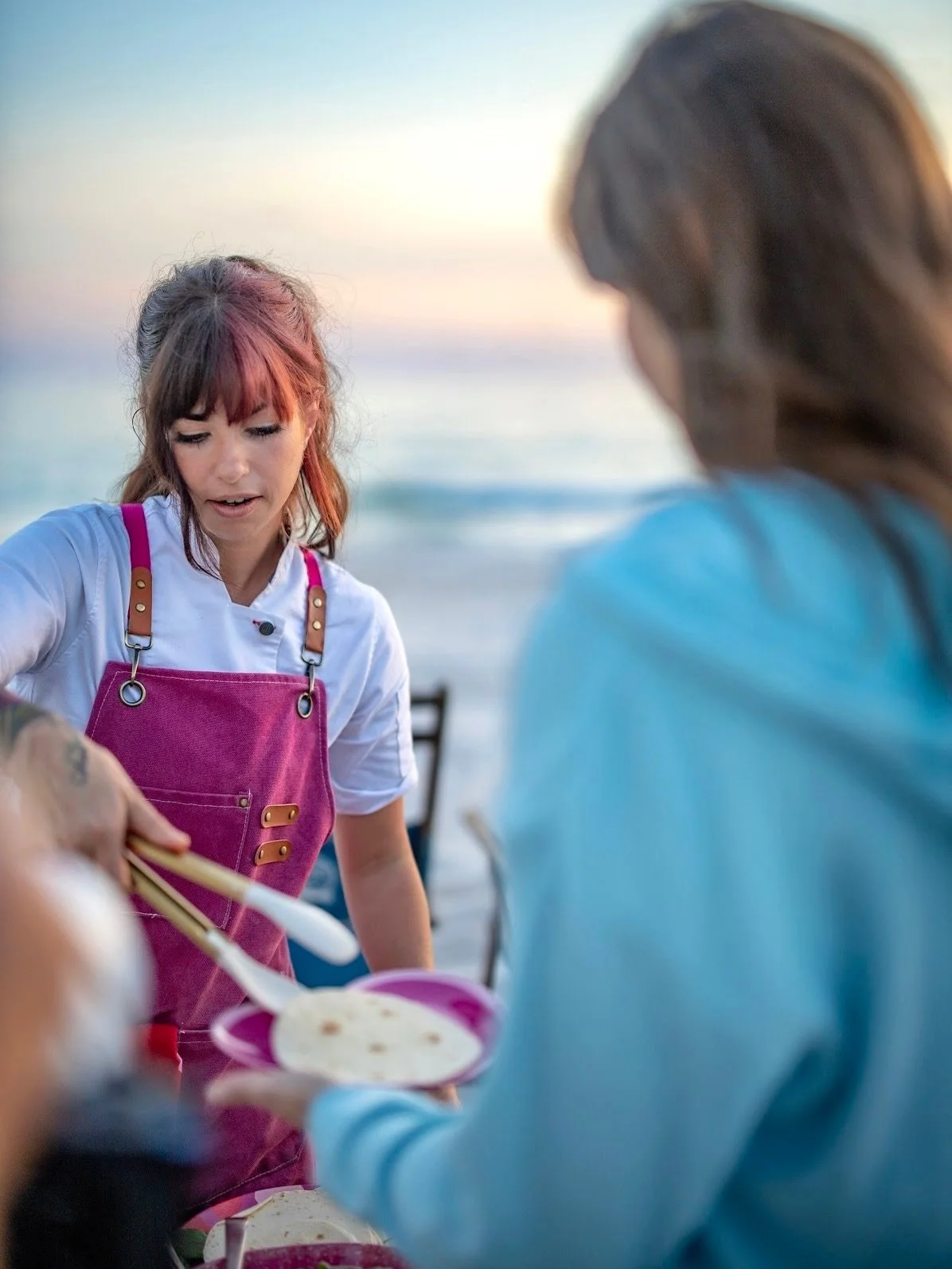 If your evening doesn&rsquo;t end with a beach bonfire with a delicious spread, did you even do 30A right? 🔥🌊
.
Bonfire buffet | beach bonfire | 30a chef | private chef | chef life | at home chef