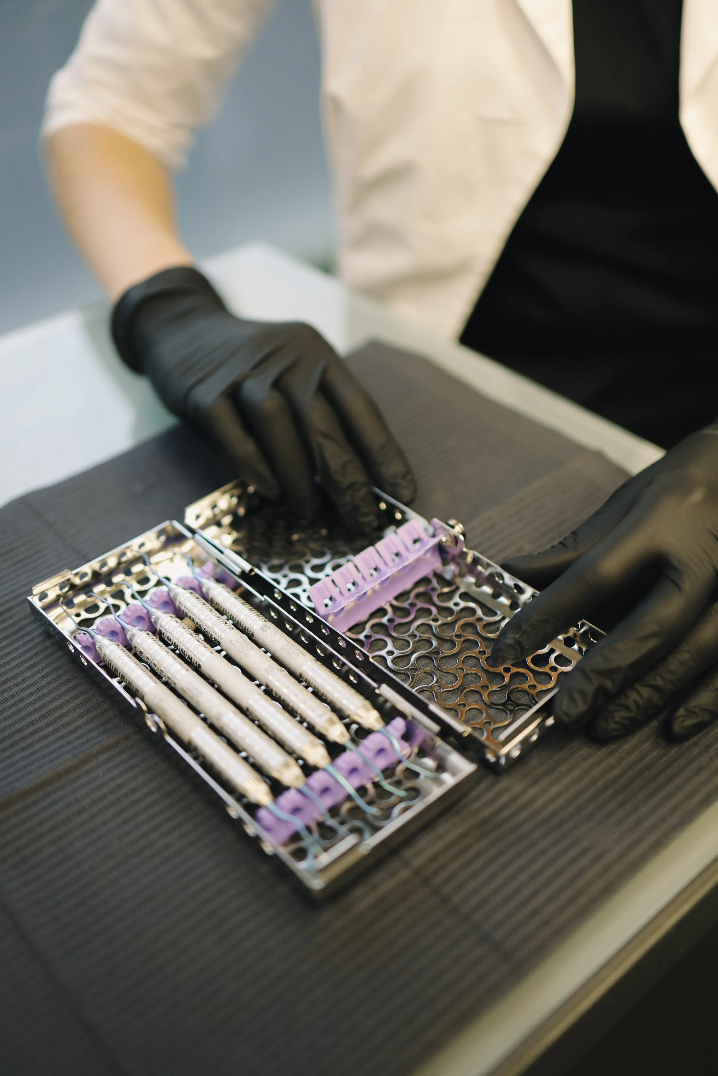 Защо трябва да премахваме напълно зъбната плака – и съществува ли наистина „полезна плака“?