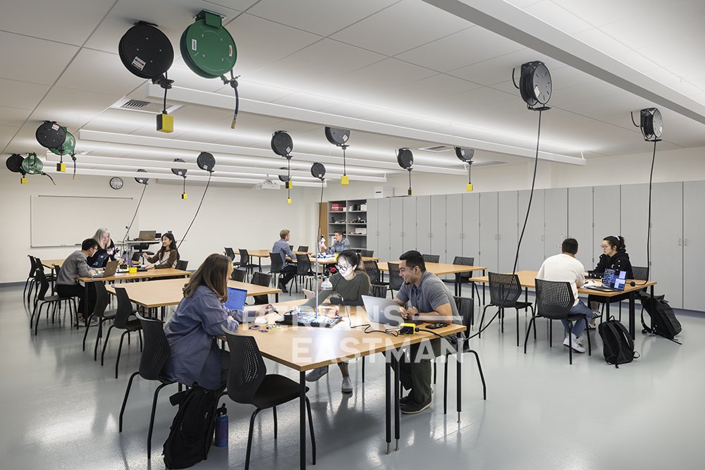 SJE CCD - EVC - Gen Ed & Engineering Bldg_Photo Int Lab Engineering w People_Photograph by Andrew Rugge - Copyright Perkins Eastman.jpg