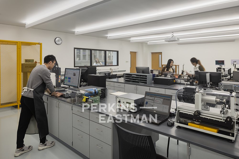 SJE CCD - EVC - Gen Ed & Engineering Bldg_Photo Int Lab Materials w People_Photograph by Andrew Rugge - Copyright Perkins Eastman.jpg