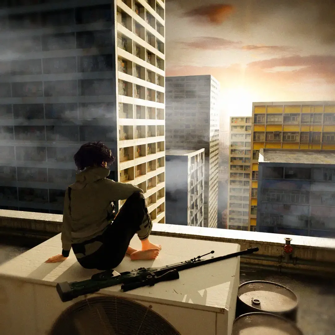 Person sitzt auf einem Dach mit Blick auf eine Stadt bei Sonnenuntergang, eine Waffe liegt neben ihnen.