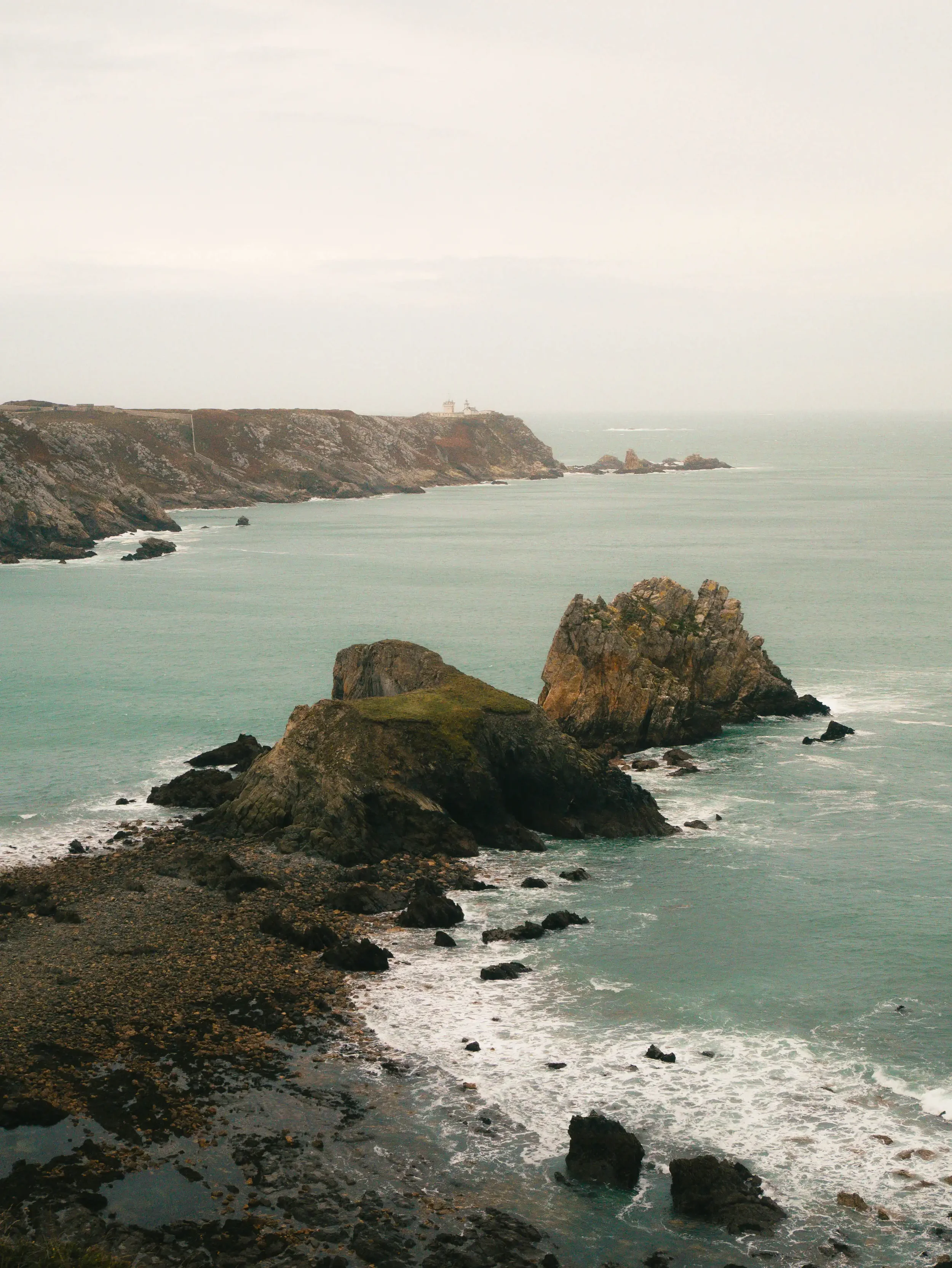 Felsen vor der Küste bei bedecktem Himmel